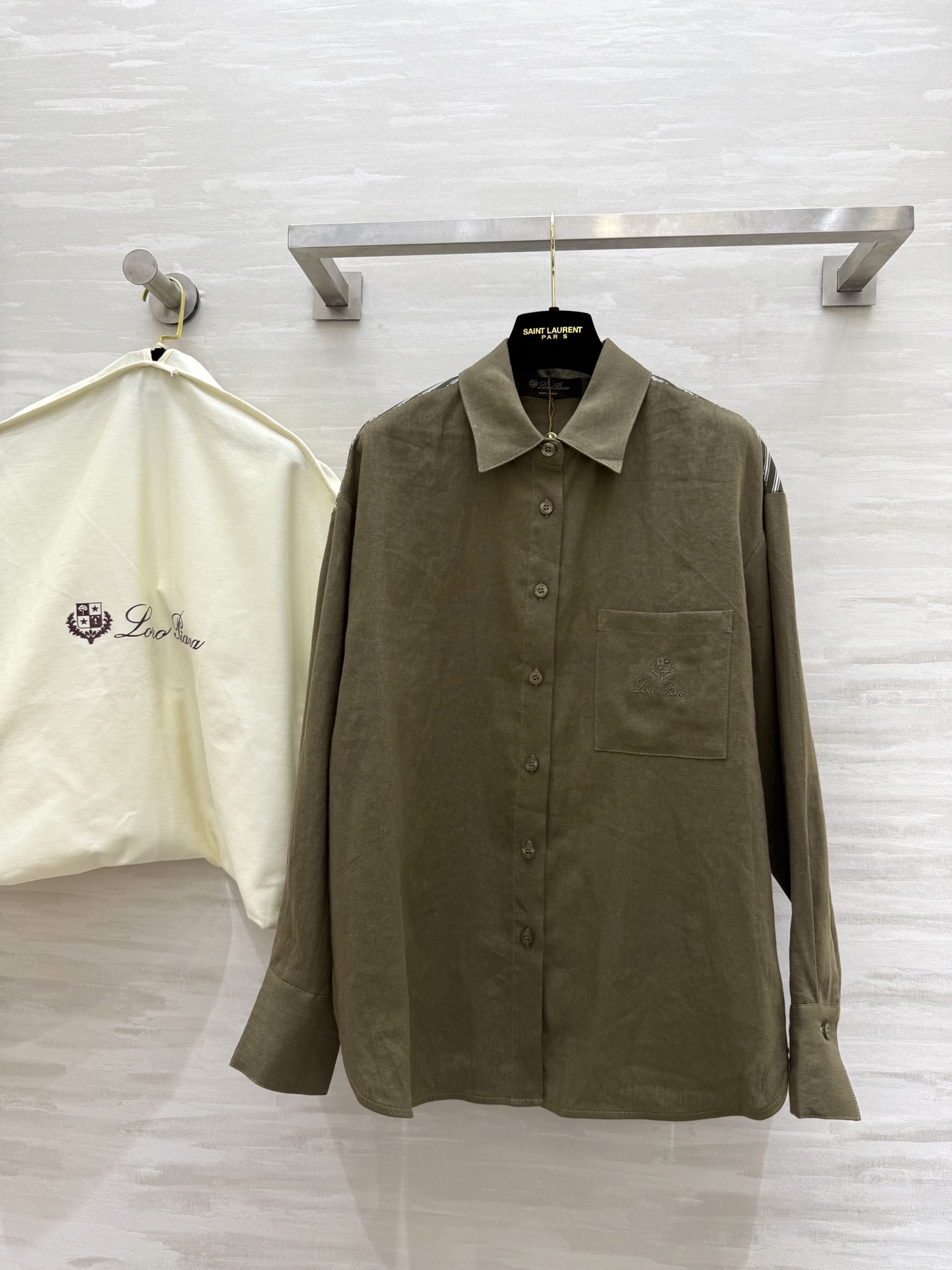 NO:458370,#LP early autumn new cotton and linen shirts with back design splicing stripes Customized cotton and linen fabrics Pocket heavy industry logo embroidery High quality Spot first-time sizeS/M/L (size s size 50 shoulder width, bust 114, 66 length), Loro piano, alexander wang19860909#LP早秋新款 棉麻衬衣 后背设计感拼接条纹 定制棉麻面料 口袋重工logo刺绣 高品质 现货首发sizeS/M/L（s码肩宽50,胸围114,衣长66）,,loro piana,alexander wang,Women's clothing