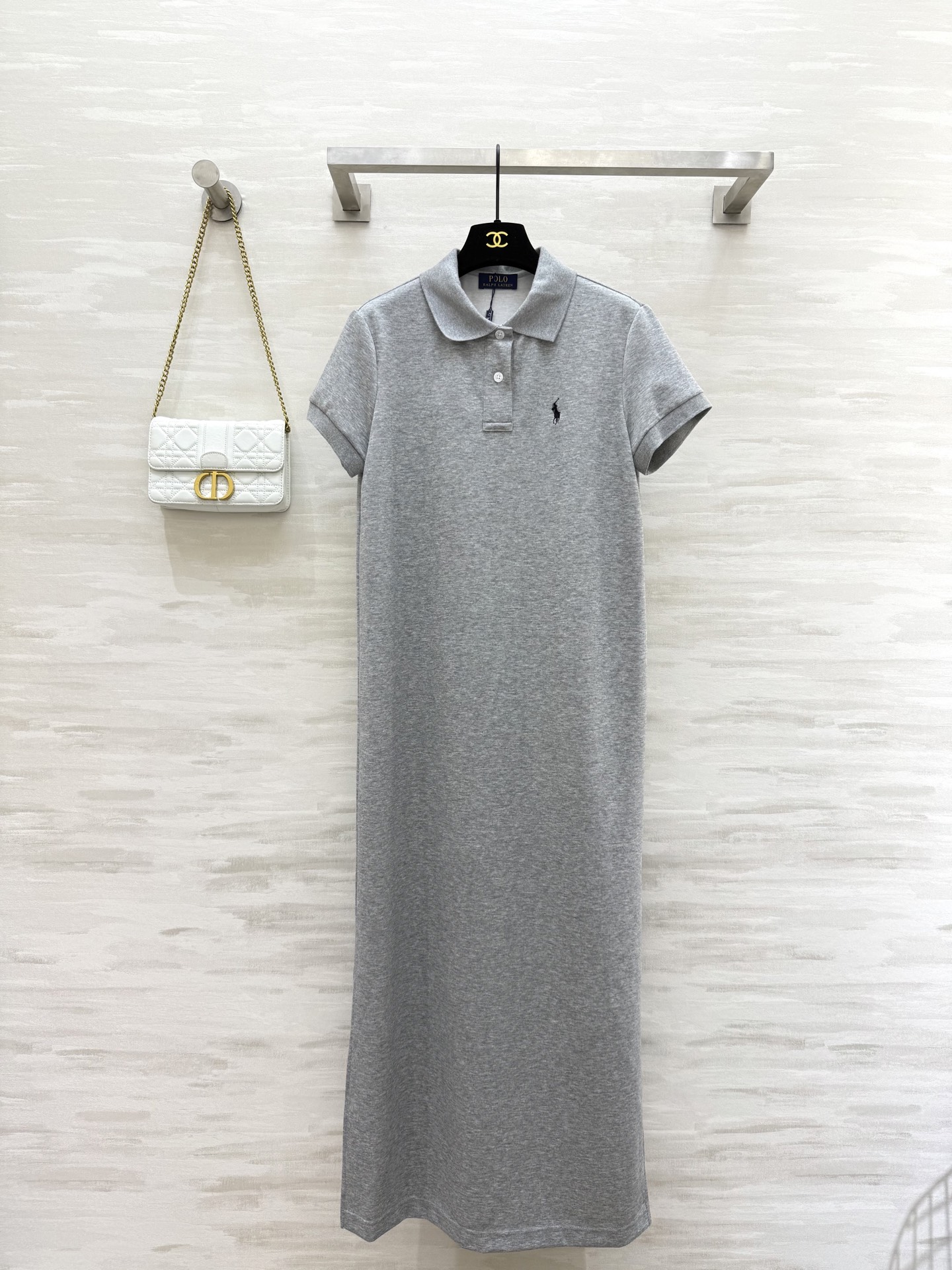 NO:458429,#POLO new style classic embroidered lapel Polo long dress classic short-sleeved lapel H-style tailoring Modify shoulder thread covering the flesh of the arms Daily casual style One-piece lazy outfit Easy to get lazy and fashionable Straight-tube style is very hidden, all kinds of figures are free to control, no picky at all, high-quality customization Spot sizeS/M/L (size s shoulder width 40, bust 96, length 128), skirts, T-shirt, alexander wang19860909#POLO新款 经典刺绣翻领Polo长款连衣裙 经典短袖翻领 H版型剪裁 修饰肩线遮住手臂肉肉 日常休闲款 一件式懒人穿搭 轻松Get到的慵懒时髦 直筒版型非常藏肉 各种身材随意驾驭 完全不挑人 高品质定制 现货首发sizeS/M/L（s码肩宽40,胸围96,衣长128）,,skirts,T-shirt,alexander wang,Women's clothing