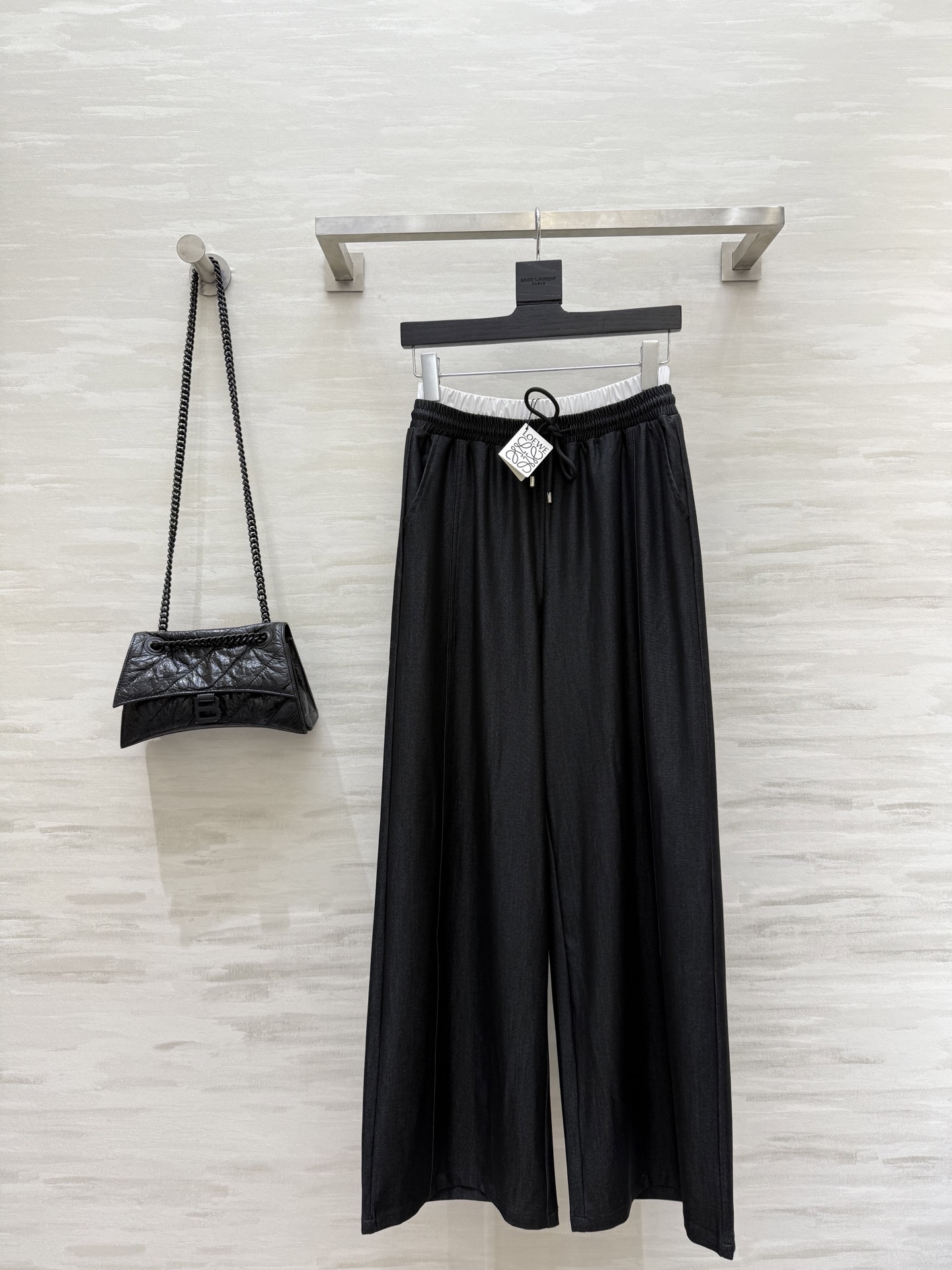 NO:458454,#Loew - New early autumn style, fake two-piece contrasting color matching, elastic waist straight trousers, contrasting color waist matching is very design, using Tencel-component denim fabric, very draped, the pants are straight wide-leg tailored, which is a very hidden design, back mid-color logo embroidery, details plus points, high-quality customization, spot first-time sizeS/M/L (size size 64, hip circumference 100, pants length 102),,loewe,alexander wang19860909#Loew-早秋新款 假两件撞色搭配 松紧腰直筒裤 撞色腰头搭配很有设计感 采用了天丝成分牛仔质感面料 垂坠感很好 裤型是直筒阔腿剪裁 属于藏肉很绝的设计 后中logo刺绣 细节加分 高品质定制 现货首发sizeS/M/L（s码腰围64,臀围100,裤长102）,,loewe,alexander wang,Women's clothing