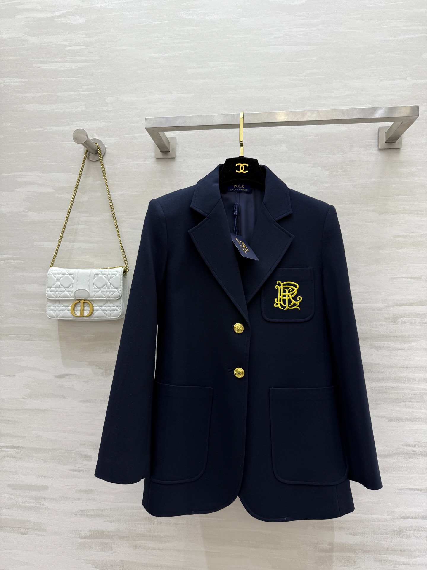 NO:458430,#POLO Lavlur Classic Blazer Love it so much!  A suit that can be called a god!  Cool and beautiful!  A must-have for human hands!  The style is amazing!  Slim waist cut to make your body look slim!  !  This is a very classic model of PL's home. The upper body is very delicate. It is absolutely beautiful. It is not picky about people. The embroidery logo is retro and high-quality. High-quality customization. The spot first-time sizeS/M/L/XL (M size shoulder width 40, bust 90, and length 75), louis vuitton, jackets & coats, business suit, alexander wang19860909#POLO拉夫劳伦经典款 西装外套 太爱了！可以封神的西装！又飒又美！人手必备！版型太绝了！修身显腰身的剪裁 显瘦yyds！！这是PL家非常经典的款 上身非常精致 绝绝子的好看~不挑人 刺绣logo复古又高级 高品质定制 现货首发sizeS/M/L/XL（M码肩宽40,胸围90,衣长75）,,louis vuitton,jackets & coats,business suit,alexander wang,Women's clothing
