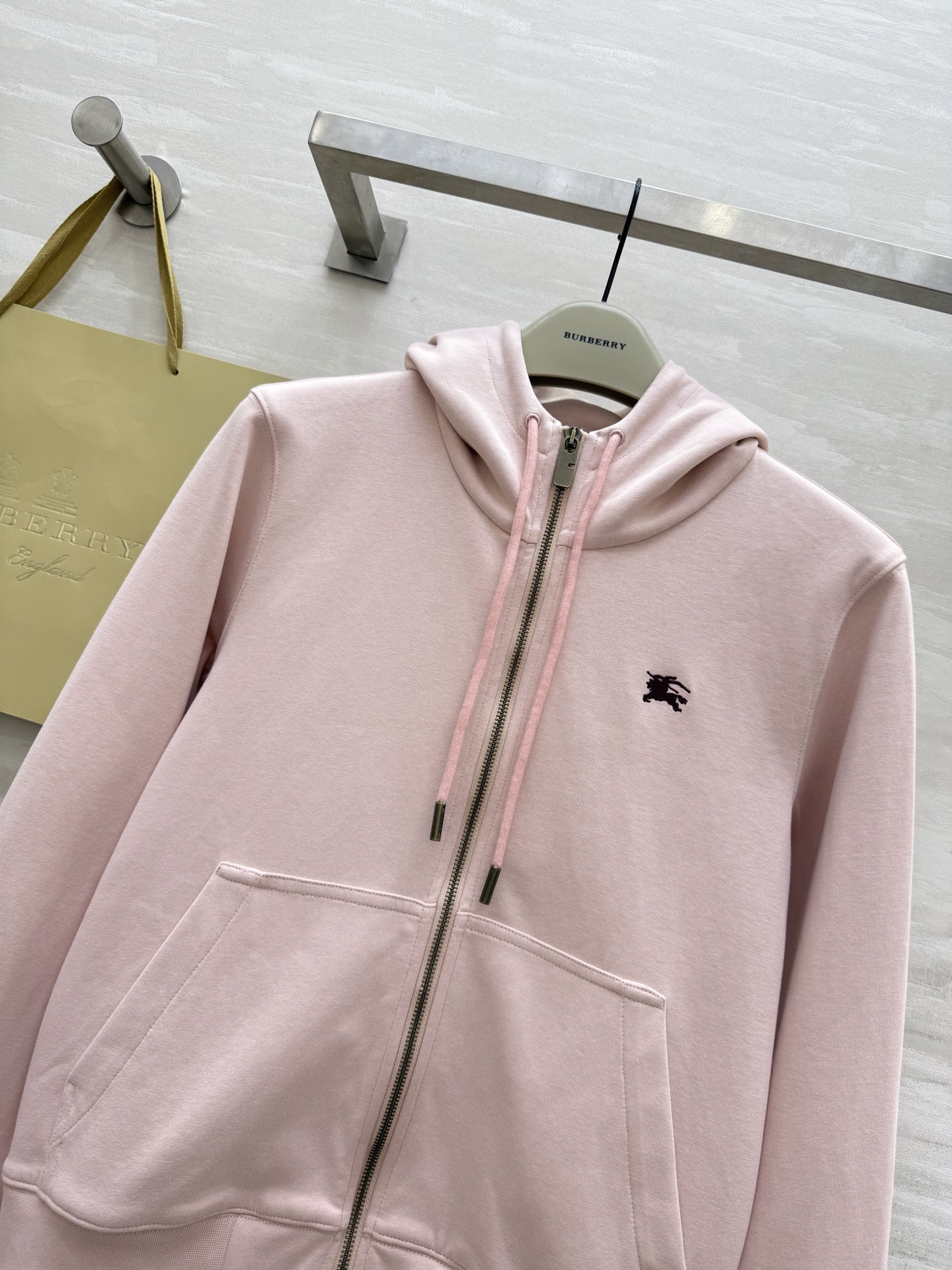 Burberry Embroidered Hoodie: Early Autumn Style, Comfortable Fit, Sweet Cool Look 5 i1754144764584 9346 0 3