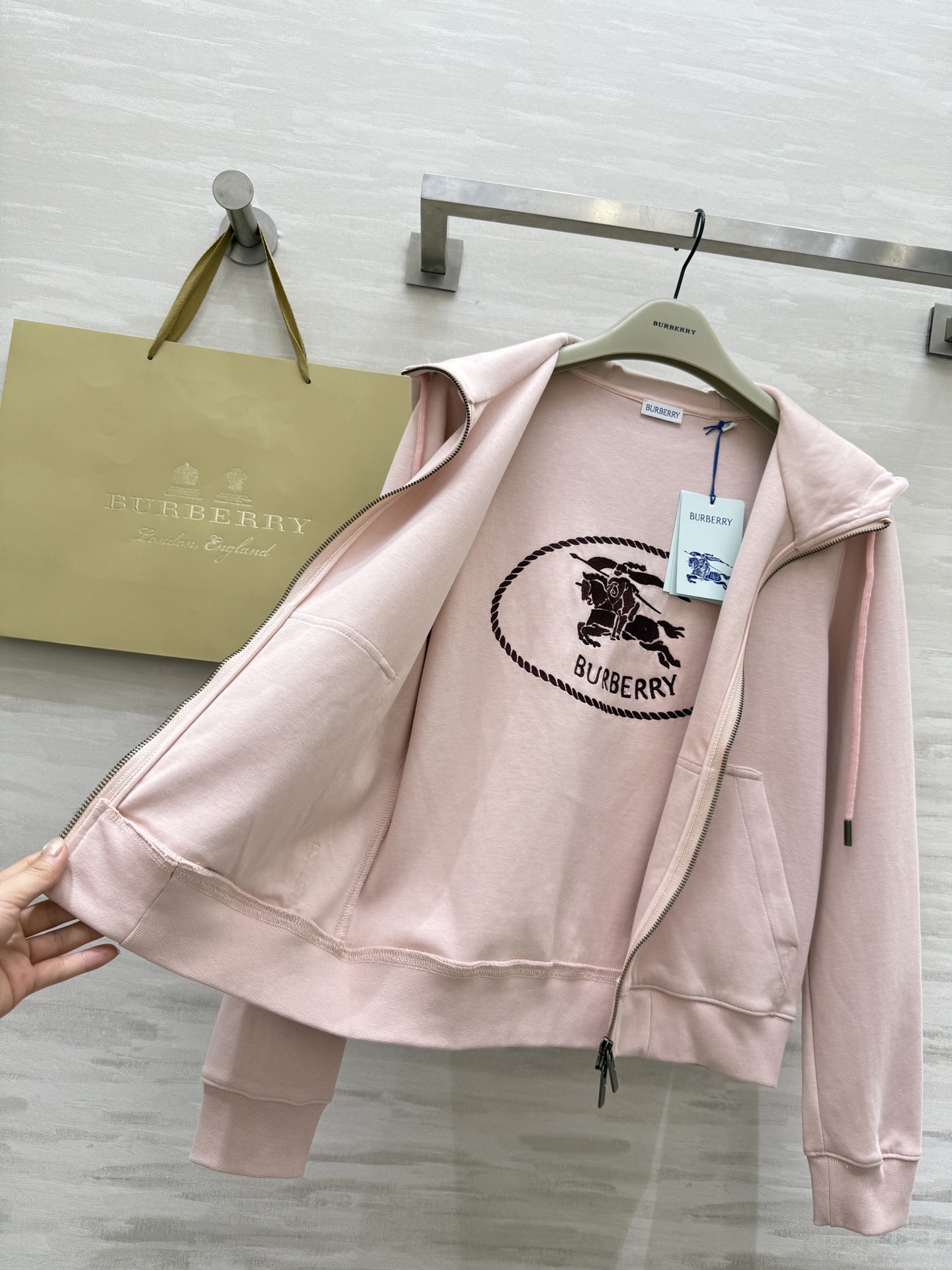Burberry Embroidered Hoodie: Early Autumn Style, Comfortable Fit, Sweet Cool Look 9 i1754144766094 5525 0 8