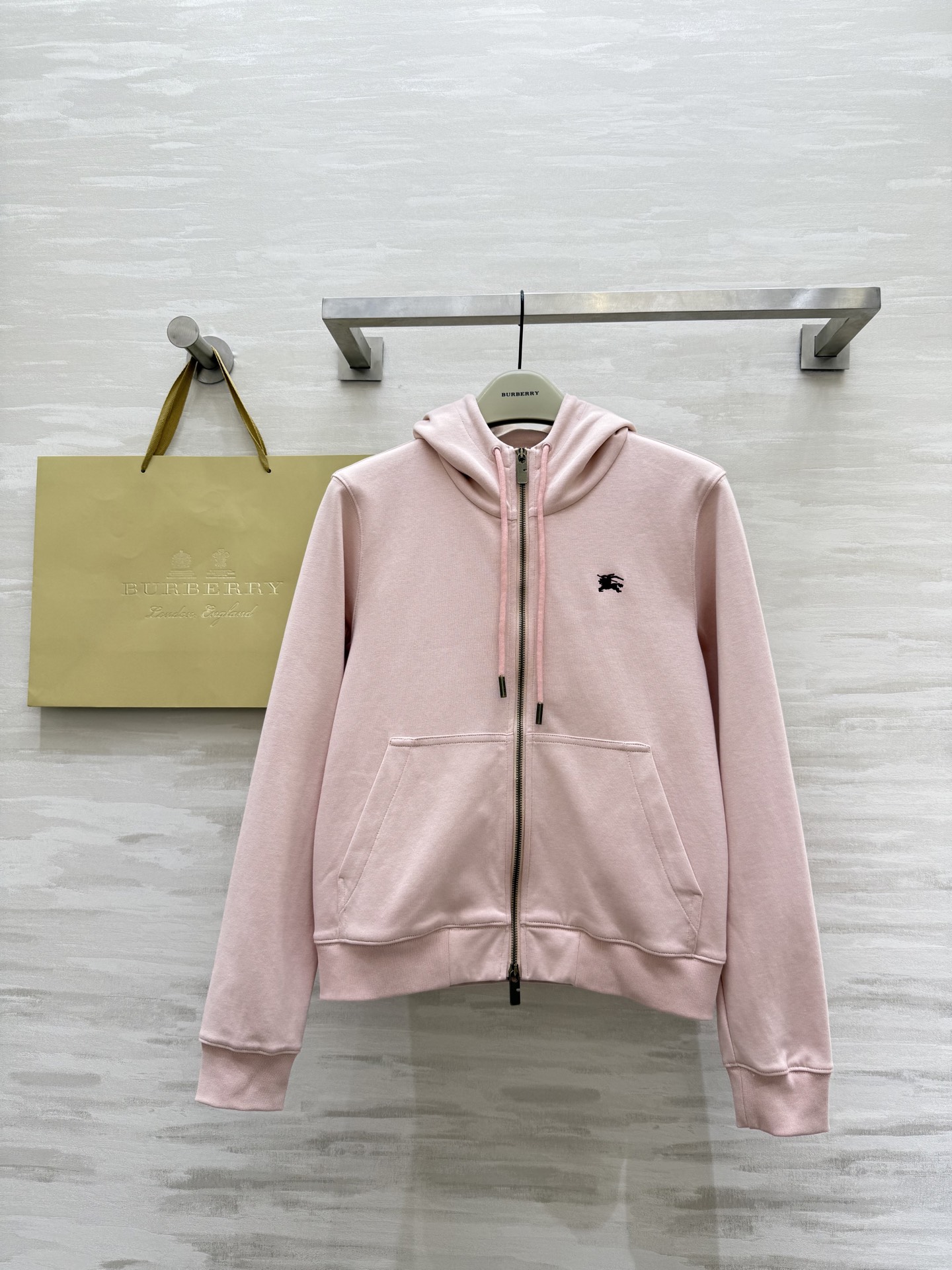 Burberry Embroidered Hoodie: Early Autumn Style, Comfortable Fit, Sweet Cool Look 2 i1754144766213 9514 0 0