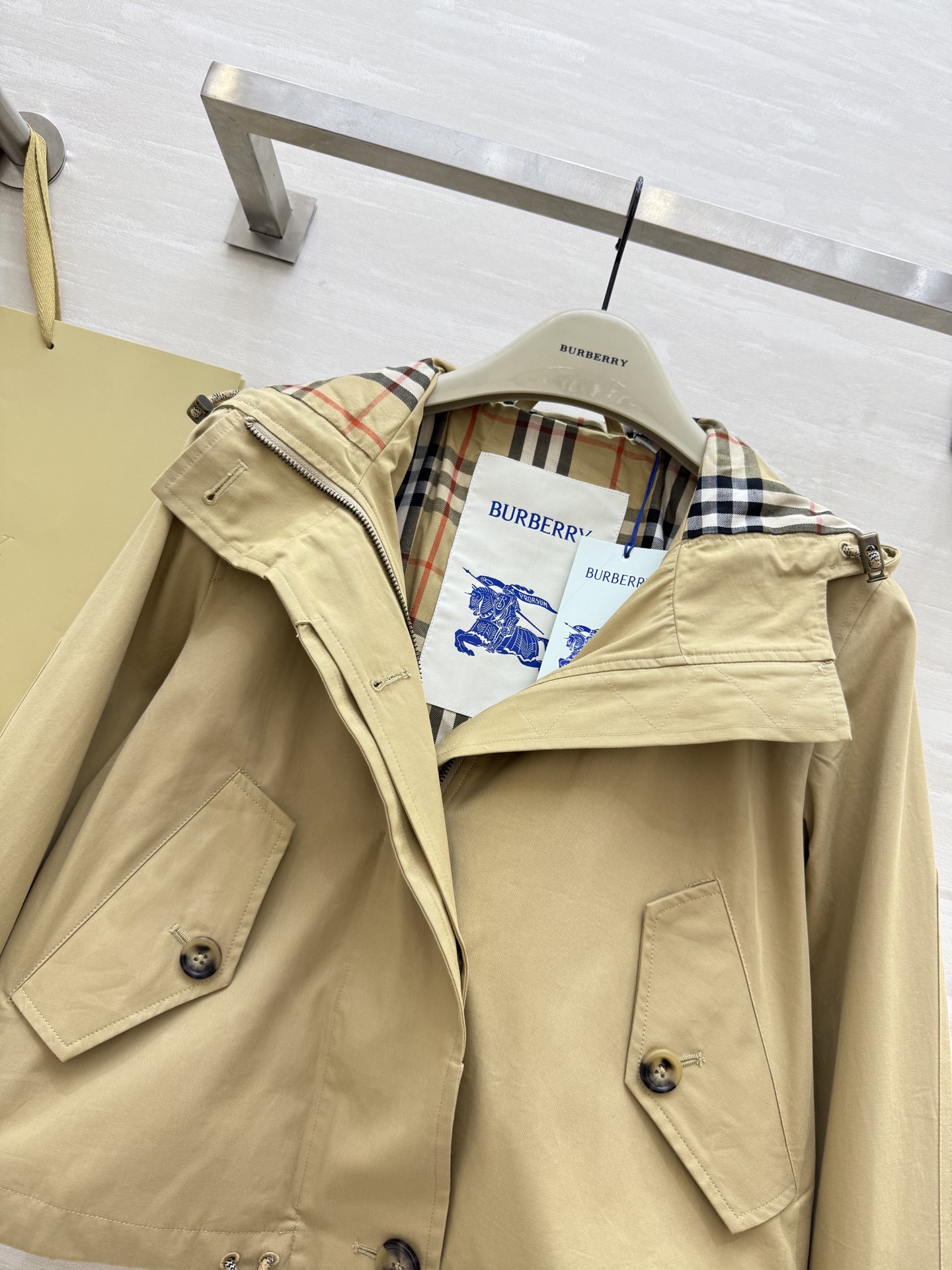 #Burberr♡新款短款连帽风衣 高品质定制 现货首发size：4/6/8/10/12（uk4肩宽：4