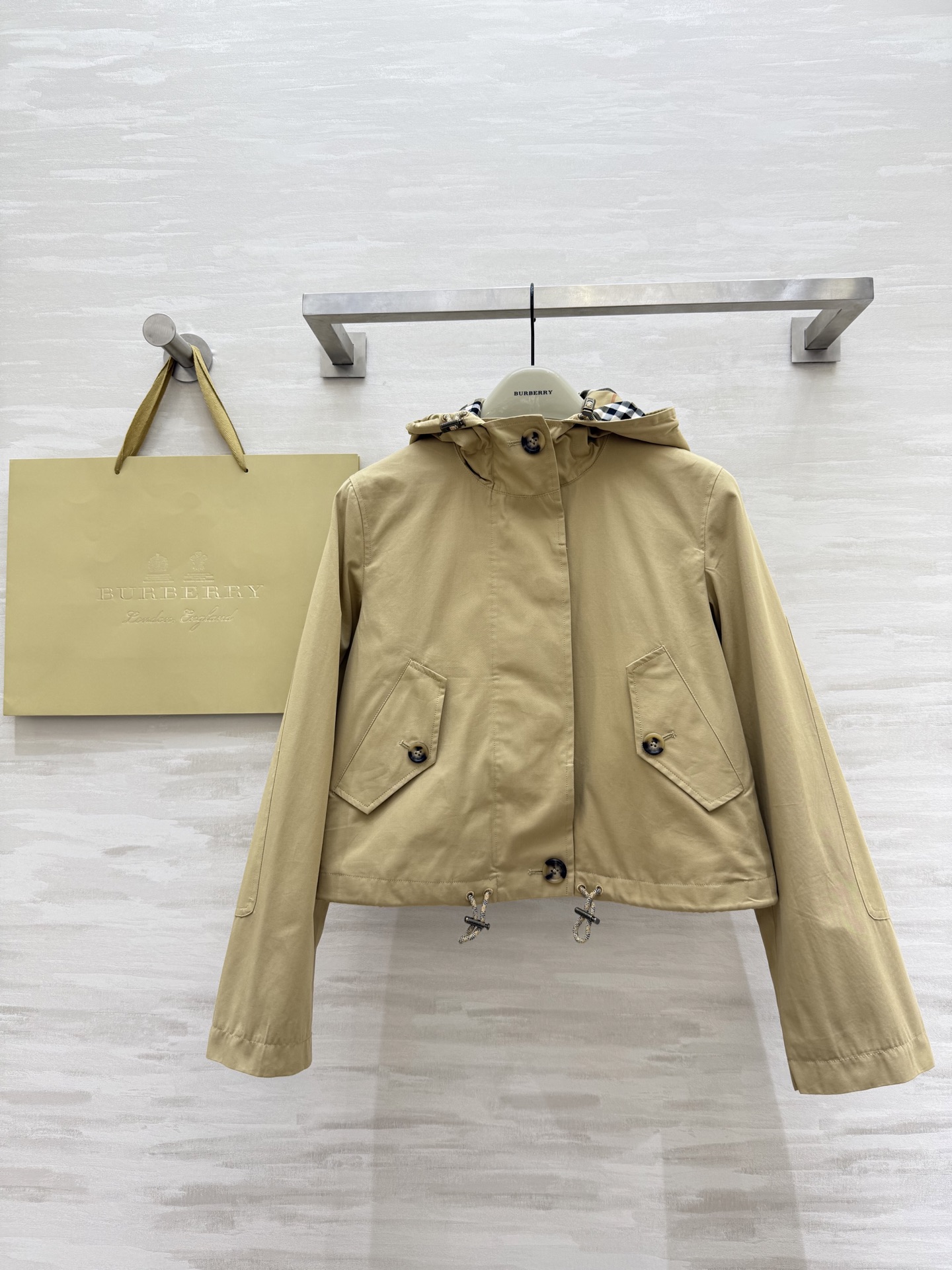 NO:720309,#The highest version on the market. The girl inspects the goods, trims the three marks on the threads, and delivers the goods. You can send pictures and take videos. If you want quality and service, please add me on WeChat. We will not accept urgent orders. Burberr's new short hooded windbreaker, high quality customization, available in stock, size 4/6/8/10/12 (uk4 shoulder width 40, chest 94, length 50), Burberry - clothing, burberry, hats,19860909#市面最高版本小妹验货、修剪线头上三标、发货可发图及拍视频,要品质要服务的加我微信,不接急单. Burberr新款短款连帽风衣 高品质定制 现货首发size4/6/8/10/12（uk4肩宽40,胸围94,衣长50）,博柏利-服装,burberry,hats,,Women's clothing