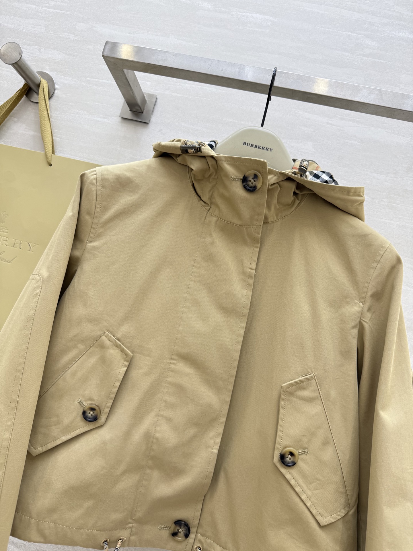 #Burberr♡新款短款连帽风衣 高品质定制 现货首发size：4/6/8/10/12（uk4肩宽：4