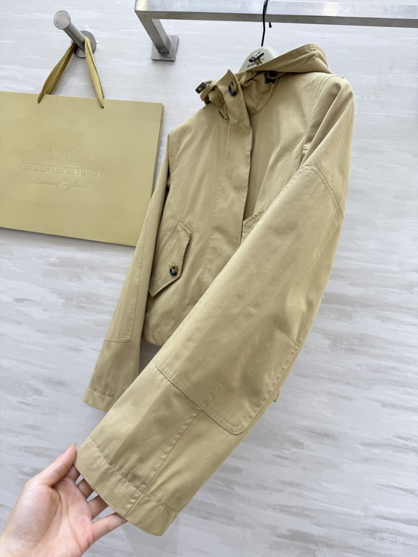 #Burberr♡新款短款连帽风衣 高品质定制 现货首发size：4/6/8/10/12（uk4肩宽：4