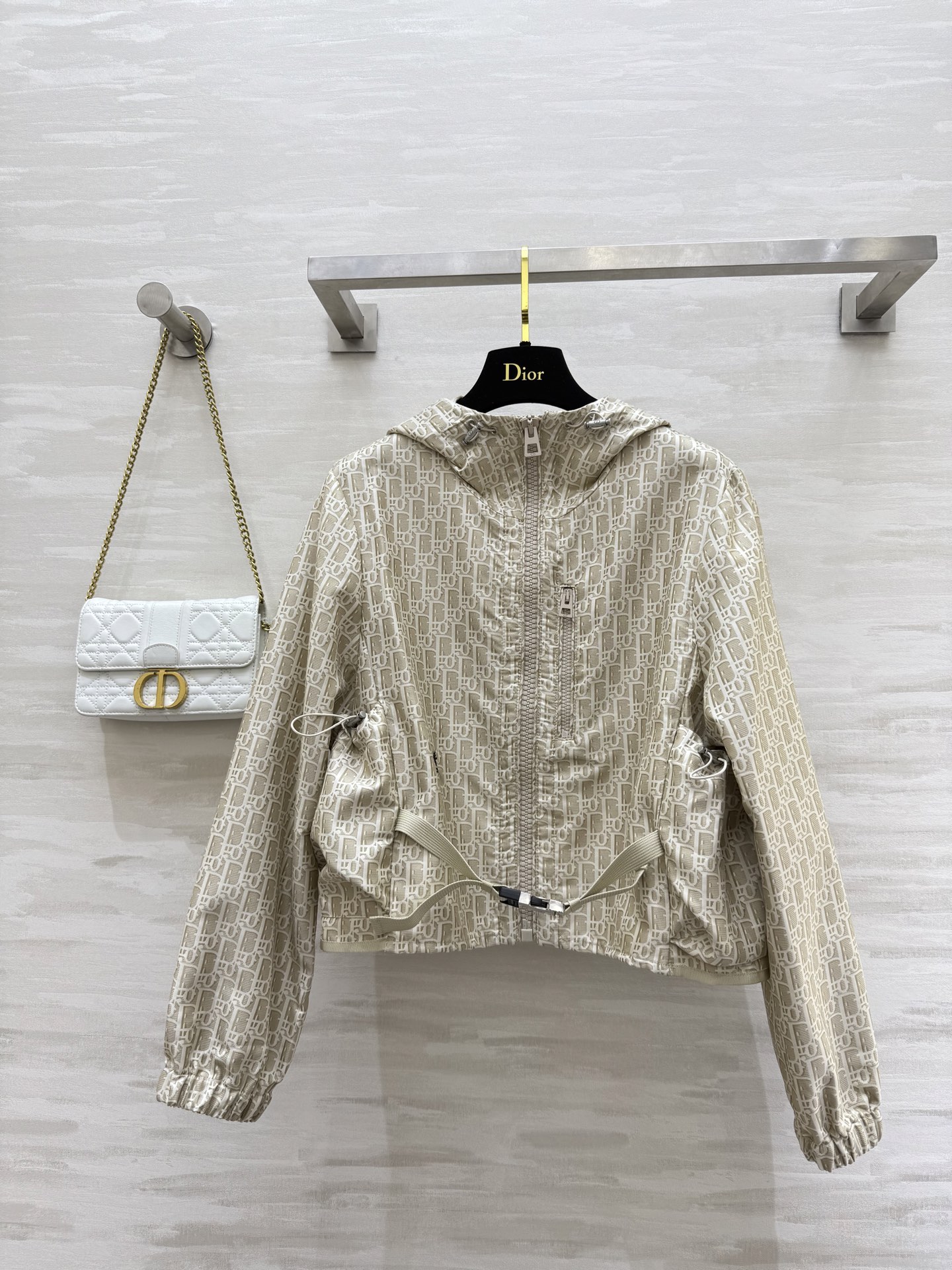 NO:459697,#Dio early autumn new Oblique short jacket custom letter jacquard mold opening logo hardware high quality spot first-time sizeS/M/L (size s size 42 shoulder width, bust 100, length 49), dior, alexander wang19860909#Dio早秋新款 Oblique 短款冲锋衣 定制字母提花 开模logo五金 高品质 现货首发sizeS/M/L（s码肩宽42,胸围100,衣长49）,,dior,alexander wang,Women's clothing