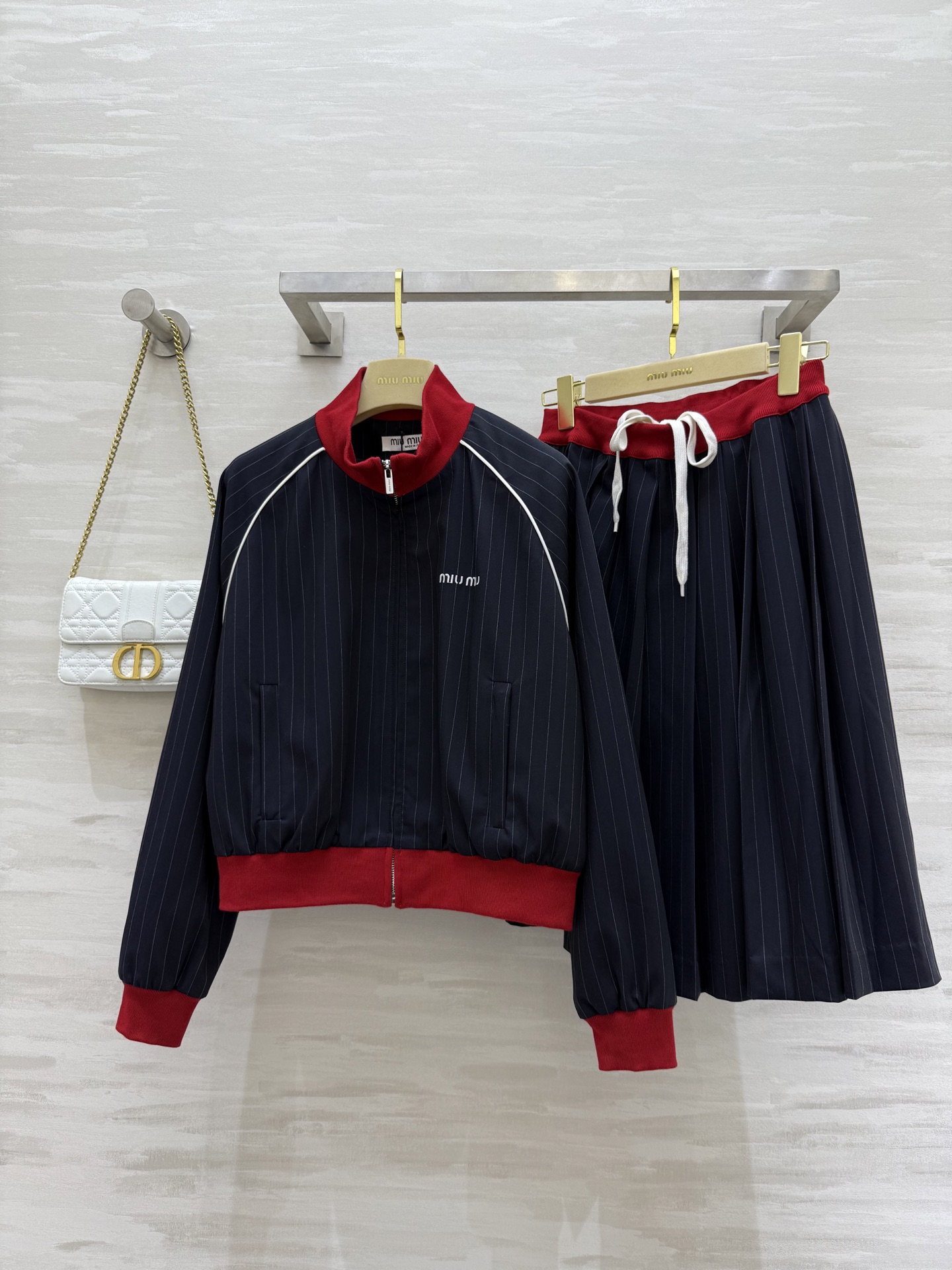 NO:459739,Jacket, skirt P.#Miumi autumn and winter new style pinstripe wool college style series, super retro casual and sporty style in early autumn, high-end stripes are really good, jacket and pleated skirt are full of sweet and cool girl feel, fixed-woven blended pinstripe fabric, clear texture, high-end texture, light, comfortable and draped, very good texture, striped details and high-end tones are very elegant and elegant. Recommended a set of matching, high-quality customization, sizeS/M/L (size s-shoulder bust, 48, waist circumference, 72, skirt length 58),,miumiu, skirt, jackets & coats,alexander wang19860909外套,半裙P.#Miumi秋冬新款 细条纹羊毛学院风系列 初秋超绝复古休闲运动风 高级条纹品真的太会了 外套和百褶裙一套是满满的甜酷少女feel 定织混纺细条纹面料 纹理清晰有高级肌理感 轻薄舒适又有垂坠感 质感非常好 条纹细节和高级色调都非常衬气质显高级 推荐一套搭配 高品质定制 sizeS/M/L（s码落肩胸围,衣长48,腰围72,裙长58）,,miumiu,skirts,jackets & coats,alexander wang,Women's clothing