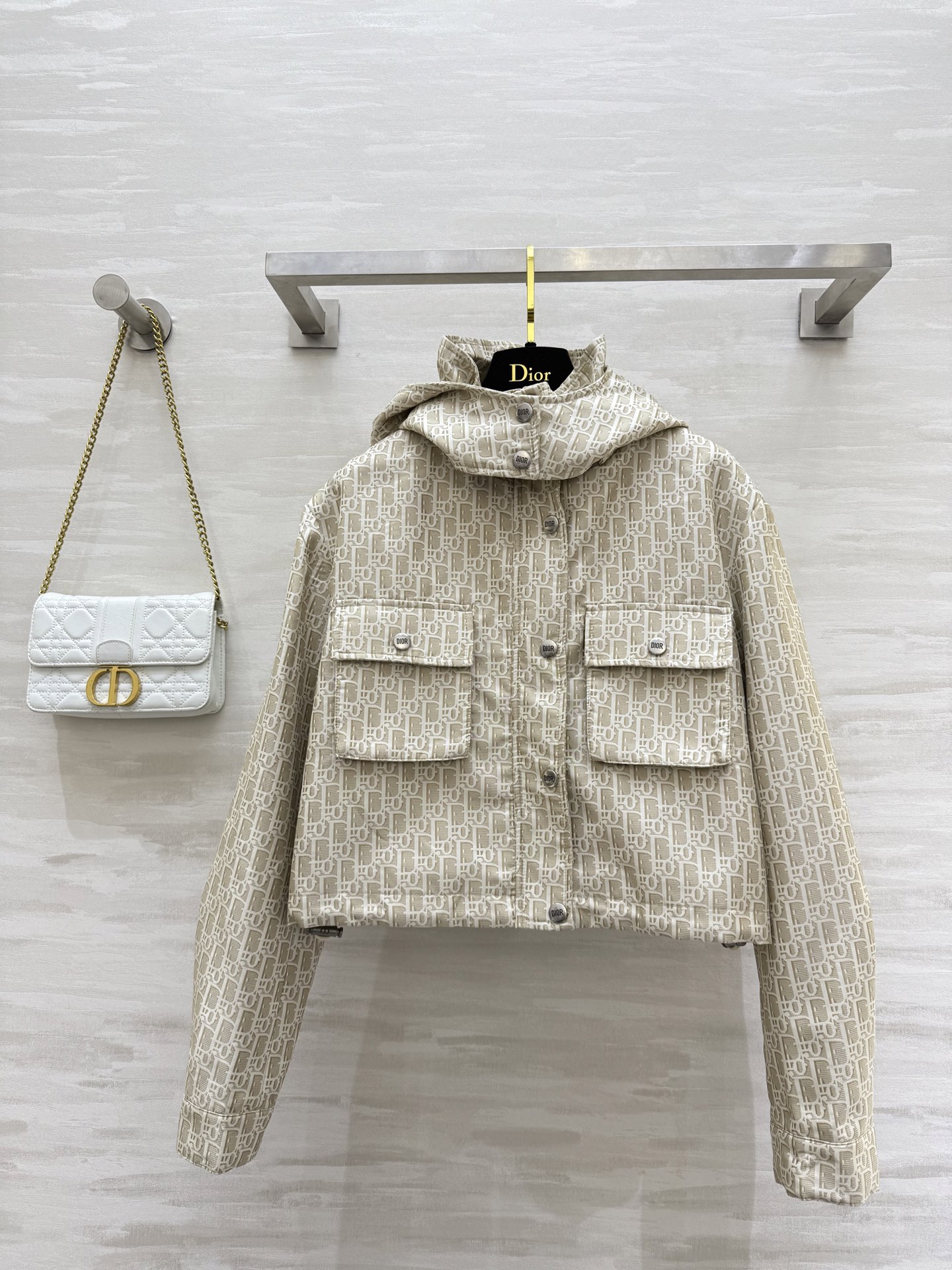 NO:459698,#DIO autumn and winter new style D letter jacquard hooded jacket, two large workwear pockets, back logo color flap design, handsome and fashionable!  The hat is removable to present a stand-up collar effect. Three-dimensional tailored and wide short-fitting style. The upper body looks tall and handsome. High-quality customization. Spot sizeS/M/L (size size 46 shoulder width, bust 104, and length 46), dior, jackets & coats,hats,alexander wang19860909#DIO秋冬新款 D字母提花连帽外套 两个工装大口袋 背面logo配色翻盖设计 帅气又时髦！帽子可拆卸呈现出立领效果 立体剪裁挺阔短装版型 上身显高挑 帅气十足 高品质定制 现货首发sizeS/M/L（s码肩宽46,胸围104,衣长46）,,dior,jackets & coats,hats,alexander wang,Women's clothing