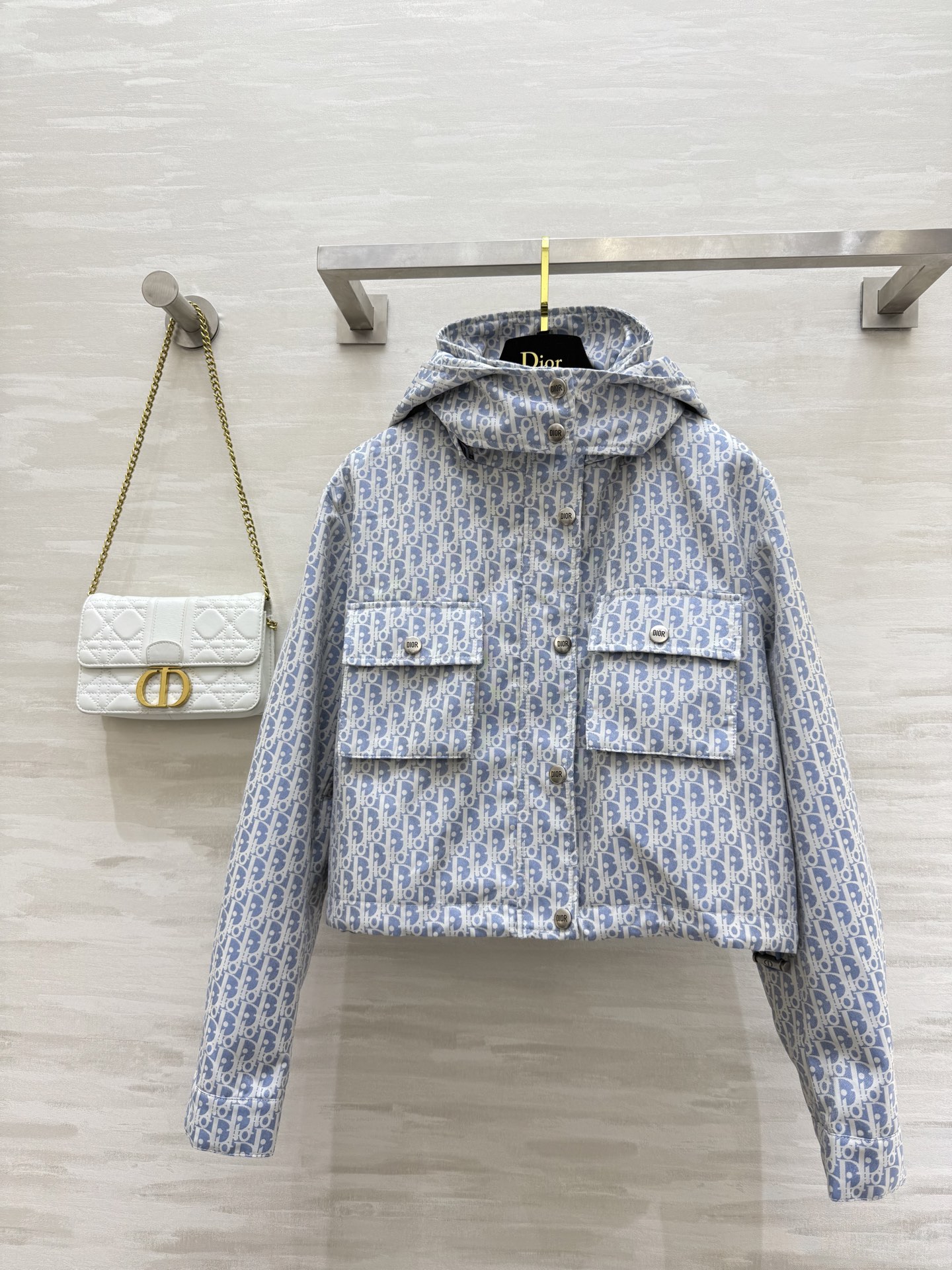 NO:459711,#DIO autumn and winter new style D letter jacquard hooded jacket, two large workwear pockets, back logo color flap design, handsome and fashionable!  The hat is removable to present a stand-up collar effect. Three-dimensional tailored and wide short-fitting style. The upper body looks tall and handsome. High-quality customization. Spot sizeS/M/L (size size 46 shoulder width, bust 104, and length 46), dior, jackets & coats,hats,alexander wang19860909#DIO秋冬新款 D字母提花连帽外套 两个工装大口袋 背面logo配色翻盖设计 帅气又时髦！帽子可拆卸呈现出立领效果 立体剪裁挺阔短装版型 上身显高挑 帅气十足 高品质定制 现货首发sizeS/M/L（s码肩宽46,胸围104,衣长46）,,dior,jackets & coats,hats,alexander wang,Women's clothing