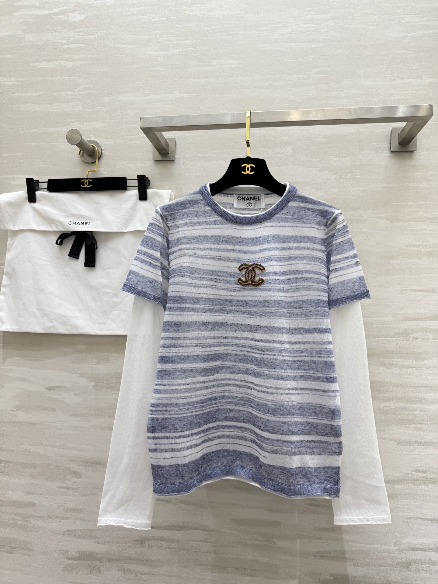 NO:461178,#Chane autumn and winter new style, medieval series, fake two-piece design, striped top, high-quality customization, spot first delivery, delivery dust bag size36/38/40 (36 size shoulder width 37, bust 94, 60 length),,chanel,alexander wang19860909#Chane秋冬新款 中古系列 假两件设计 条纹上衣 高品质定制 现货首发 配送防尘袋 size36/38/40（36码肩宽37,胸围94,衣长60）,,chanel,alexander wang,Women's clothing