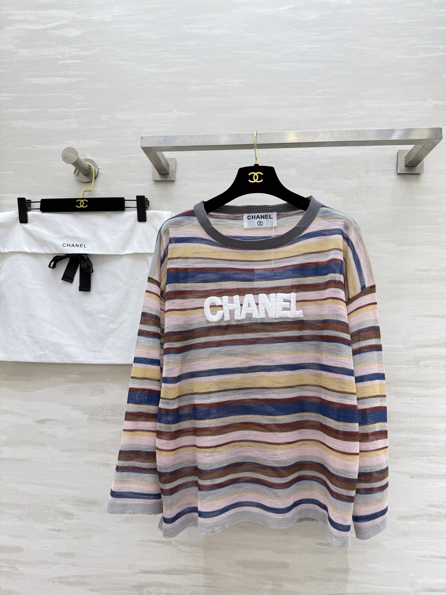 NO:461186,#Chane new autumn and winter style rainbow striped loose long-sleeved top with striped design full of vitality. Oversize style hides flesh and makes it look slim. Breathable cotton fabric. Comfortable and unrestrained. The shoulder-falling design is lazy and casual. It is eye-catching with denim or solid color bottoms. The layering artifact can easily create a vibrant girlish feeling. High-quality customization. Dust bag size36/38/40 (36 size shoulder width 57, bust 122, and length 60), Chanel, versace, alexander wang19860909#Chane秋冬新款 彩虹条纹宽松长袖上衣 条纹设计元气满满 oversize版型藏肉显瘦 采用透气棉质面料 舒适不束缚 落肩设计慵懒随性 搭配牛仔或纯色下装都吸睛 叠穿神器轻松打造活力少女感 高品质定制 配送防尘袋 size36/38/40（36码肩宽57,胸围122,衣长60）,,chanel,versace,alexander wang,Women's clothing