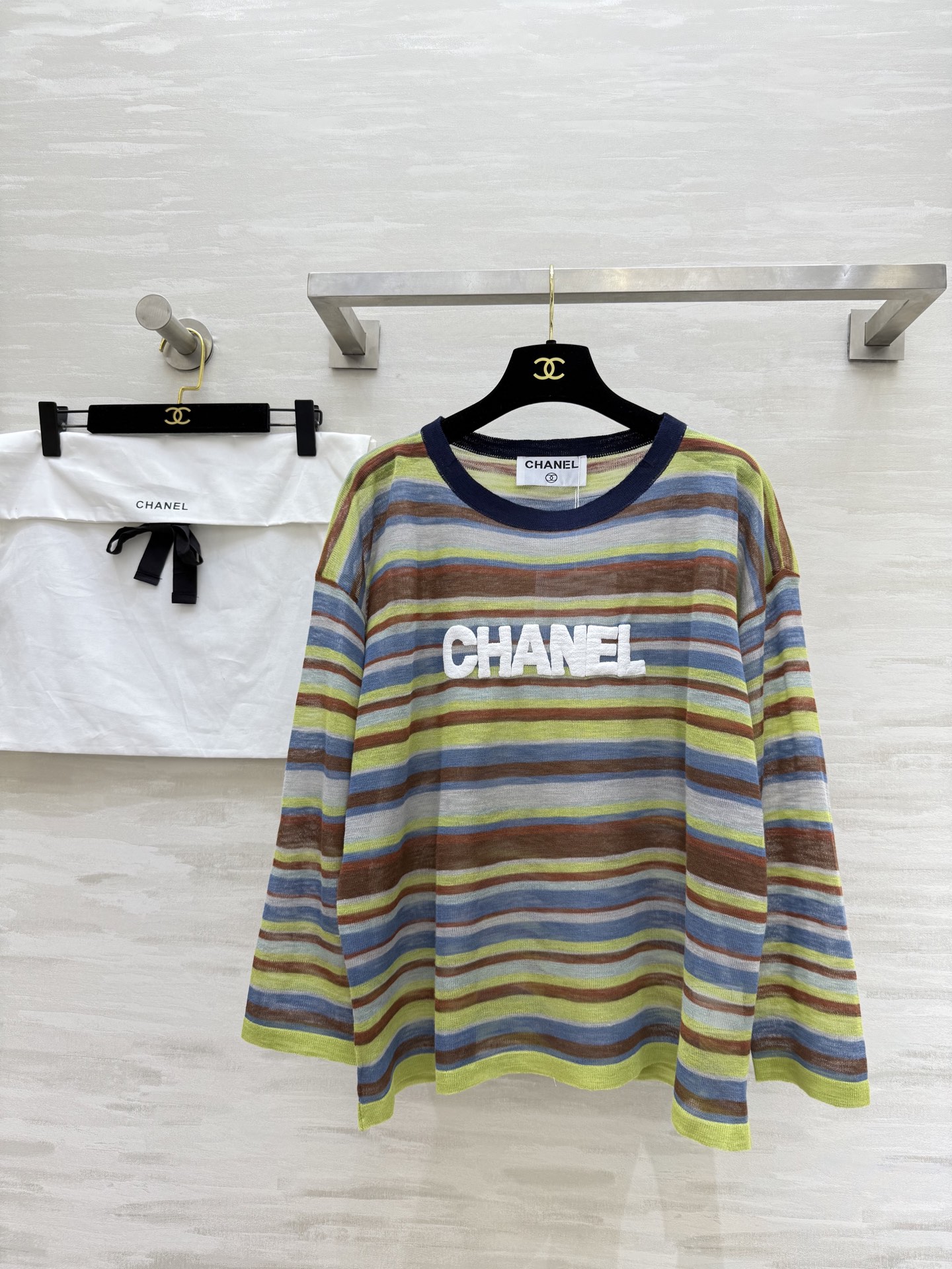NO:461201,#Chane new autumn and winter style rainbow striped loose long-sleeved top with striped design full of vitality. Oversize style hides flesh and makes it look slim. Breathable cotton fabric. Comfortable and unrestrained. The shoulder-falling design is lazy and casual. It is eye-catching with denim or solid color bottoms. The layering artifact can easily create a vibrant girlish feeling. High-quality customization. Dust bag size36/38/40 (36 size shoulder width 57, bust 122, and length 60), Chanel, versace, alexander wang19860909#Chane秋冬新款 彩虹条纹宽松长袖上衣 条纹设计元气满满 oversize版型藏肉显瘦 采用透气棉质面料 舒适不束缚 落肩设计慵懒随性 搭配牛仔或纯色下装都吸睛 叠穿神器轻松打造活力少女感 高品质定制 配送防尘袋 size36/38/40（36码肩宽57,胸围122,衣长60）,,chanel,versace,alexander wang,Women's clothing