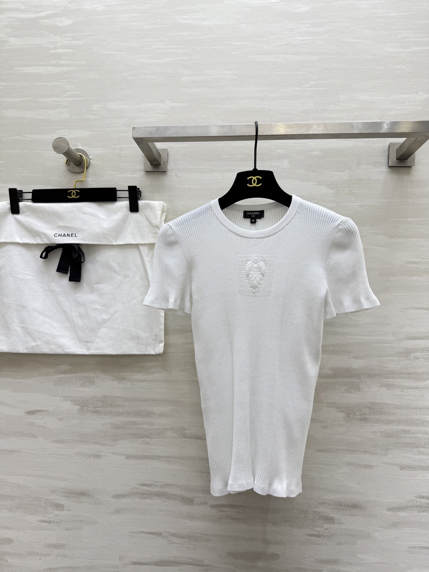 NO:461214,#ChaneB Jennie The same love embroidered knitted short sleeves Original custom yarn High quality Spot first delivery Dust bag size36/38/40, Chanel, T-shirt, alexander wang19860909#ChaneB Jennie同款爱心刺绣针织短袖 原版定制纱线 高品质 现货首发 配送防尘袋size36/38/40,,chanel,T-shirt,alexander wang,Women's clothing