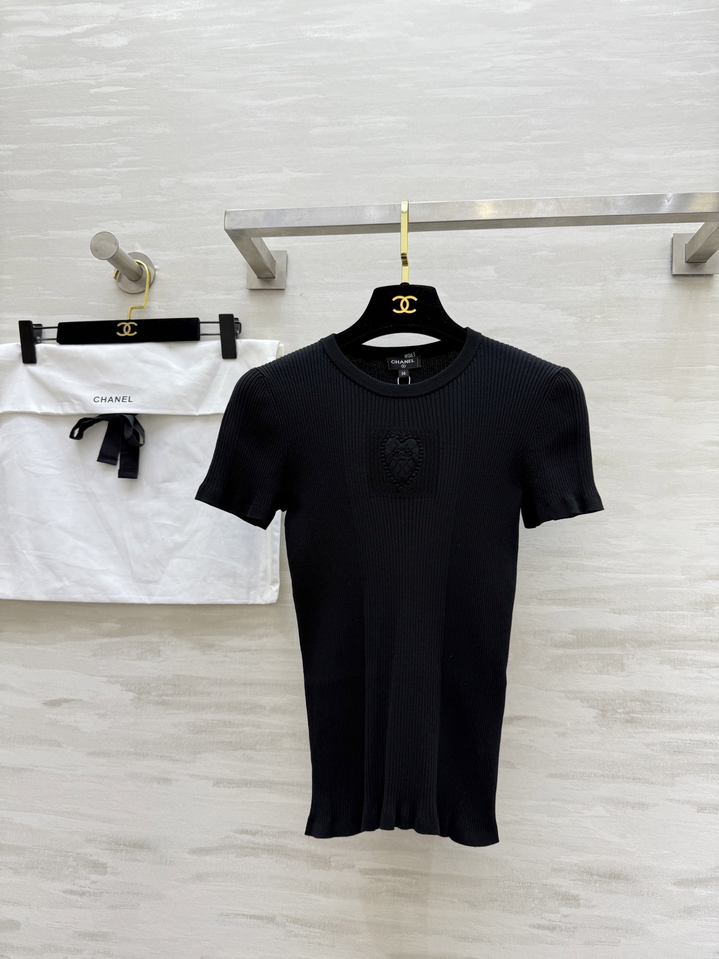 NO:461224,#ChaneB Jennie The same love embroidered knitted short sleeves Original custom yarn High quality Spot first delivery Dust bag size36/38/40, Chanel, T-shirt, alexander wang19860909#ChaneB Jennie同款爱心刺绣针织短袖 原版定制纱线 高品质 现货首发 配送防尘袋size36/38/40,,chanel,T-shirt,alexander wang,Women's clothing