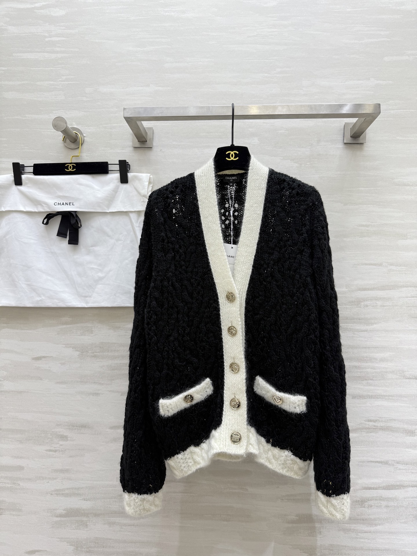 NO:461231,#ChaneB Black and white contrasting mohair cardigan Original development Exclusive custom yarn Heavy industry burrs design High quality Distribution dust bag size36/38/40,,chanel,alexander wang19860909#ChaneB 黑白撞色马海毛开衫 原版开发 独家定制纱线 重工毛边设计 高品质 配送防尘袋 size36/38/40,,chanel,alexander wang,Women's clothing