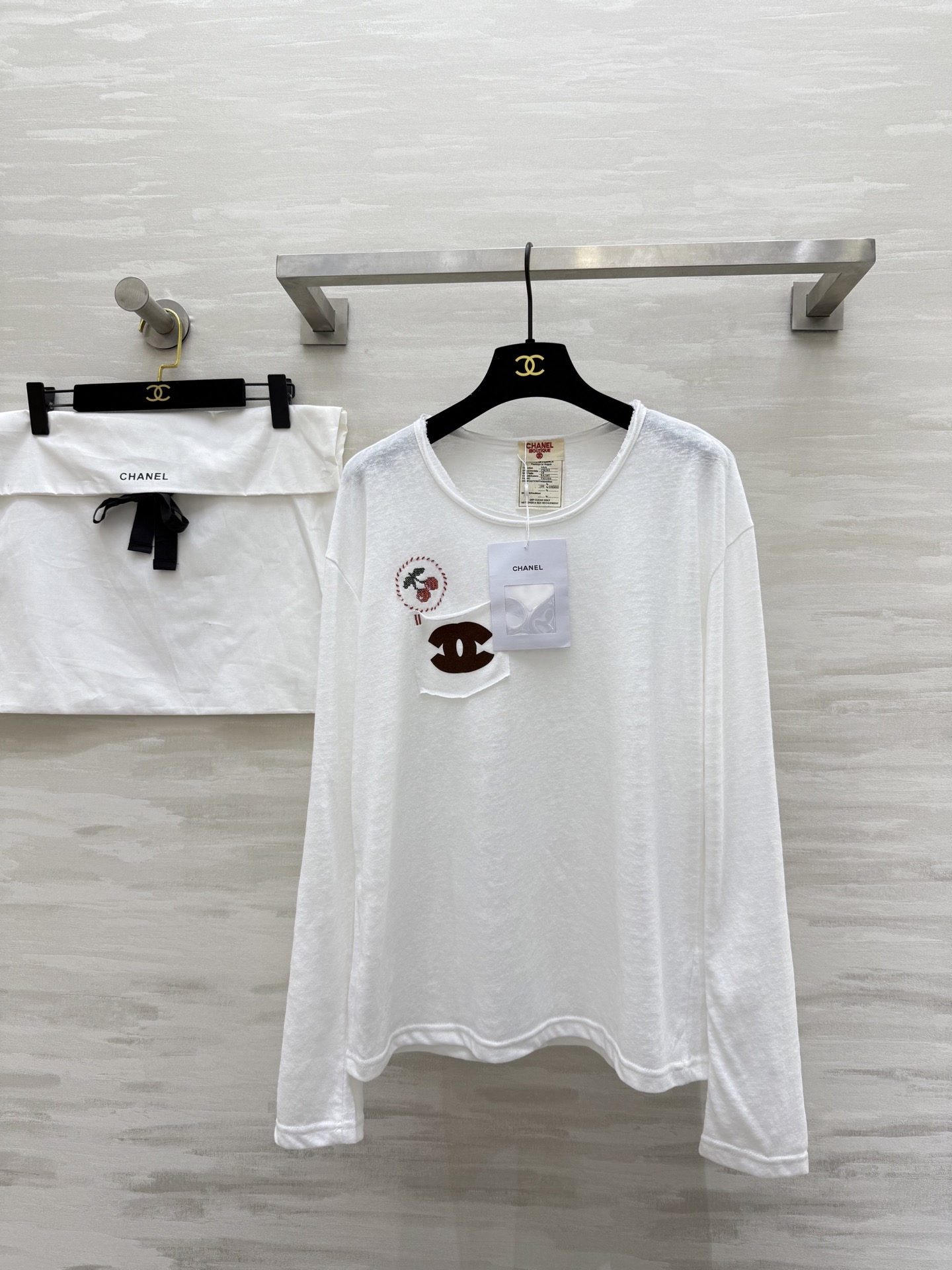 NO:461209,#Chane autumn and winter new style, middle-aged series loose long sleeves, cherry embroidery embellishment, curled neckline design adds a lazy and casual temperament, simple and versatile, comfortable, high-quality customization, delivery dust bag size36/38/40,,chanel,alexander wang19860909#Chane秋冬新款 中古系列宽松长袖 樱桃刺绣点缀 卷边领口设计平添慵懒随性的气质 简约百搭 自在舒适 高品质定制 配送防尘袋 size36/38/40,,chanel,alexander wang,Women's clothing