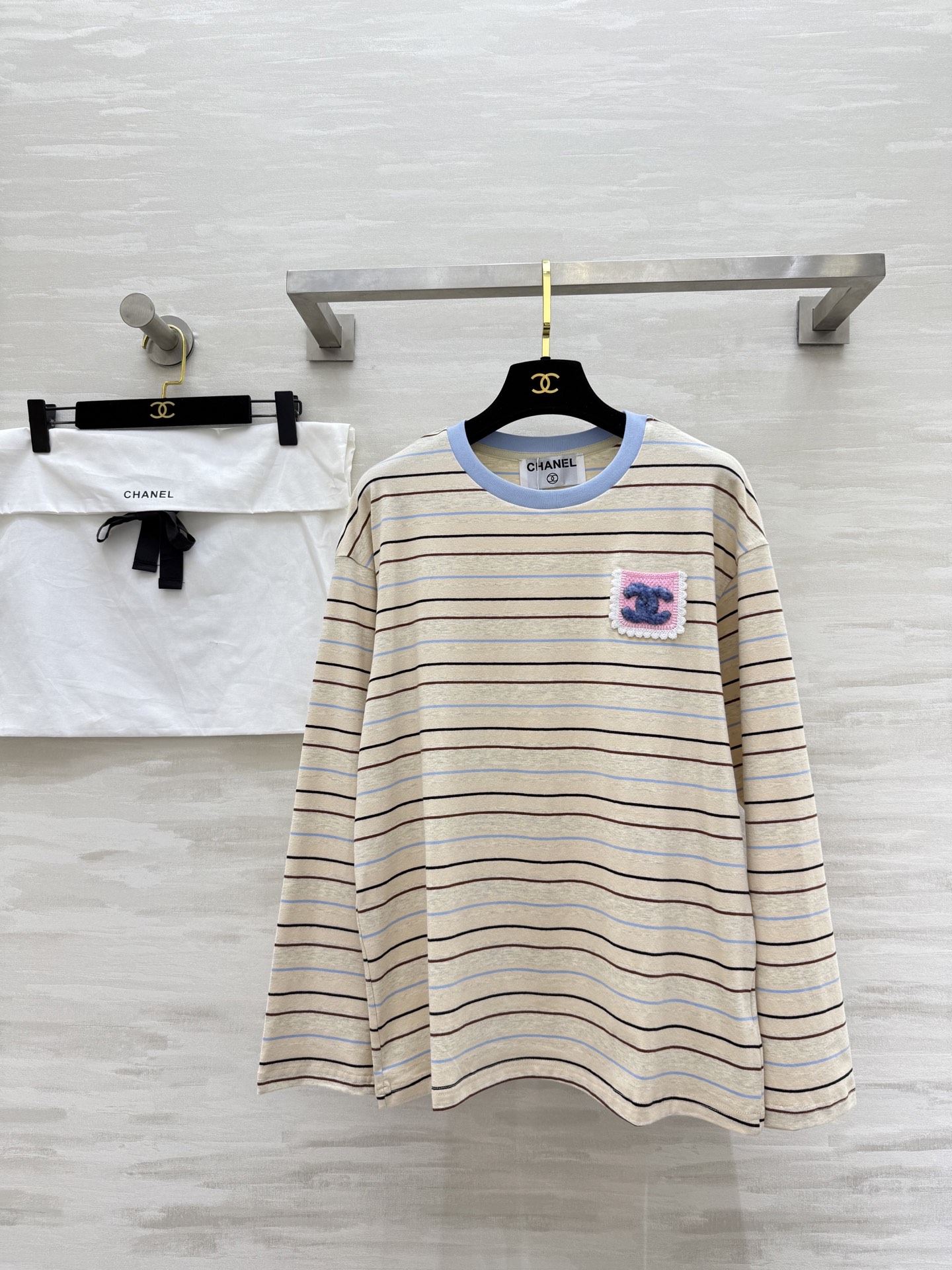 NO:461221,#Chane autumn and winter new style medieval series cream striped long-sleeved top pure cotton texture high quality delivery dust bag size36/38/40 (36 size shoulder width 52, bust 110, length 64), chanel,alexander wang19860909#Chane秋冬新款 中古系列 奶油条纹长袖上衣 纯棉质地 高品质 配送防尘袋 size36/38/40（36码肩宽52,胸围110,衣长64）,,chanel,alexander wang,Women's clothing