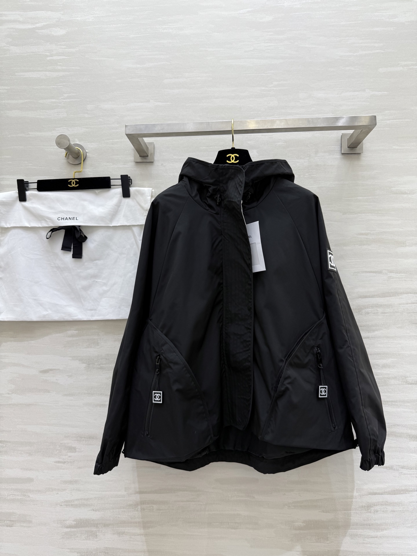 NO:461240,#Chane autumn and winter new style, medieval heavy industry jacket, custom leather brand, loose style and slim, the details are more advanced, popular fashionable items in all seasons, must-have list, high-quality, spot first-time size36/38/40 (36 size bust 128, 64 length),,chanel, jackets & coats,alexander wang19860909#Chane秋冬新款 中古风重工冲锋衣外套 定制皮牌 版型宽松显瘦 细节更是高级满满 四季炙手可热的时髦单品 必入清单高品质 现货首发size36/38/40（36码胸围128,衣长64）,,chanel,jackets & coats,alexander wang,Women's clothing