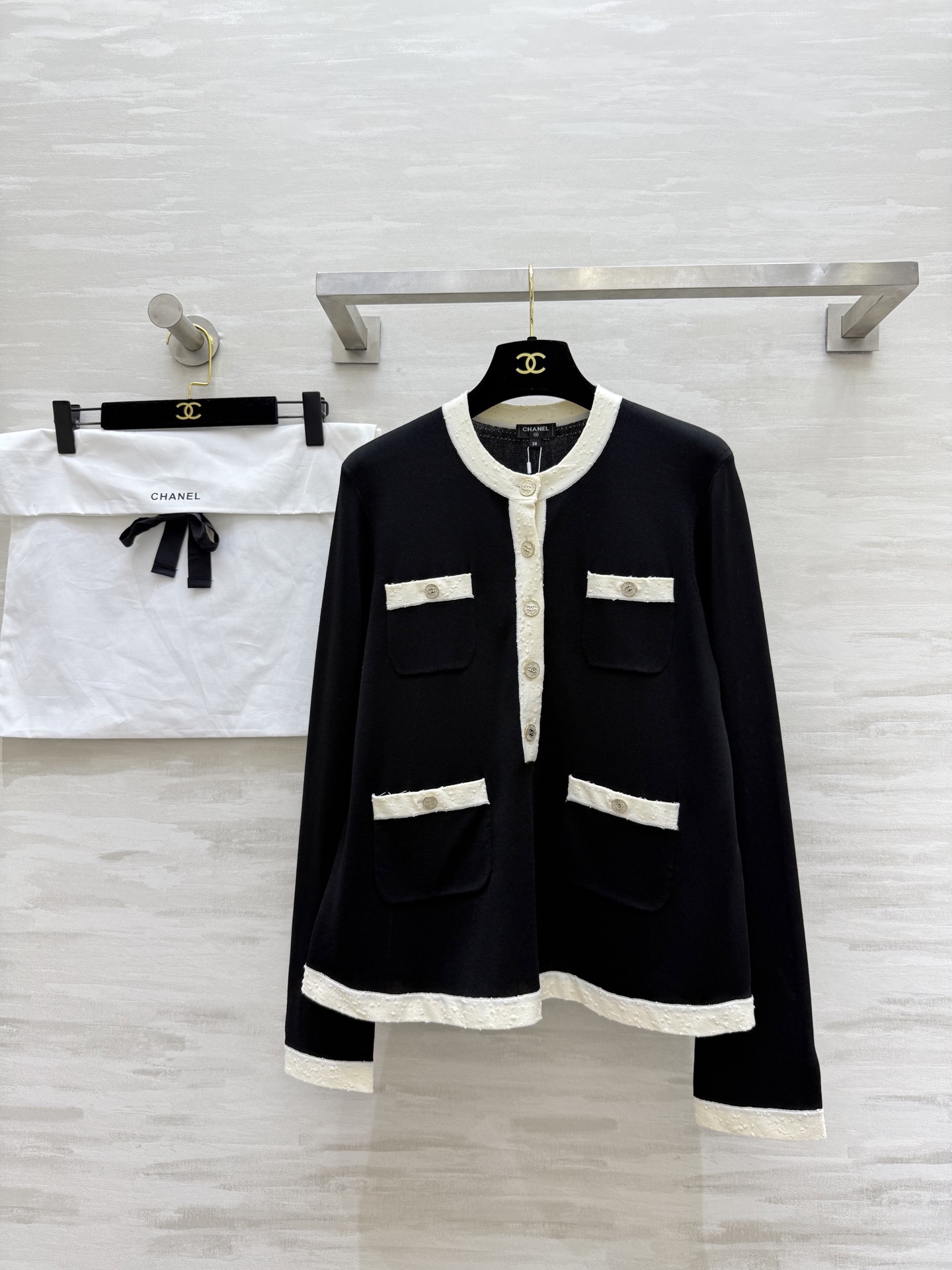 NO:461257,#ChaneA high-end handicraft workshop Half-open chest jacket Original development Exclusive custom yarn Top body skin-friendly and comfortable High-quality customization Spot first-time size36/38/40,,chanel,jackets & coats,alexander wang19860909#ChaneA高级手工坊 半开胸外套 原版开发 独家定制纱线 上身亲肤舒适 高品质定制 现货首发size36/38/40,,chanel,jackets & coats,alexander wang,Women's clothing