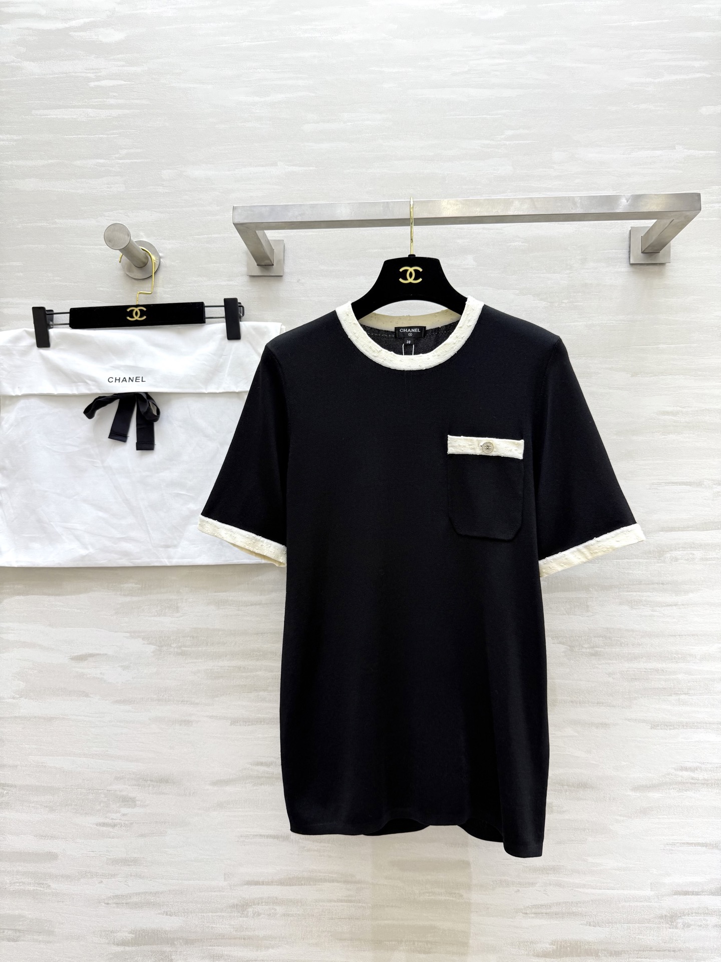 NO:461272,#ChaneA high-end handicraft workshop Contrast color knitted short sleeves Black and white collision Eternal fashion Detailed textures and multiple yarns intertwined Original development High quality customization Spot first-time sizeS/M/L, chanel, T-shirt, alexander wang19860909#ChaneA高级手工坊 撞色针织短袖 黑与白的碰撞 永恒的时尚 细节纹理处和多种纱线交织 原版开发 高品质定制 现货首发sizeS/M/L,,chanel,T-shirt,alexander wang,Women's clothing