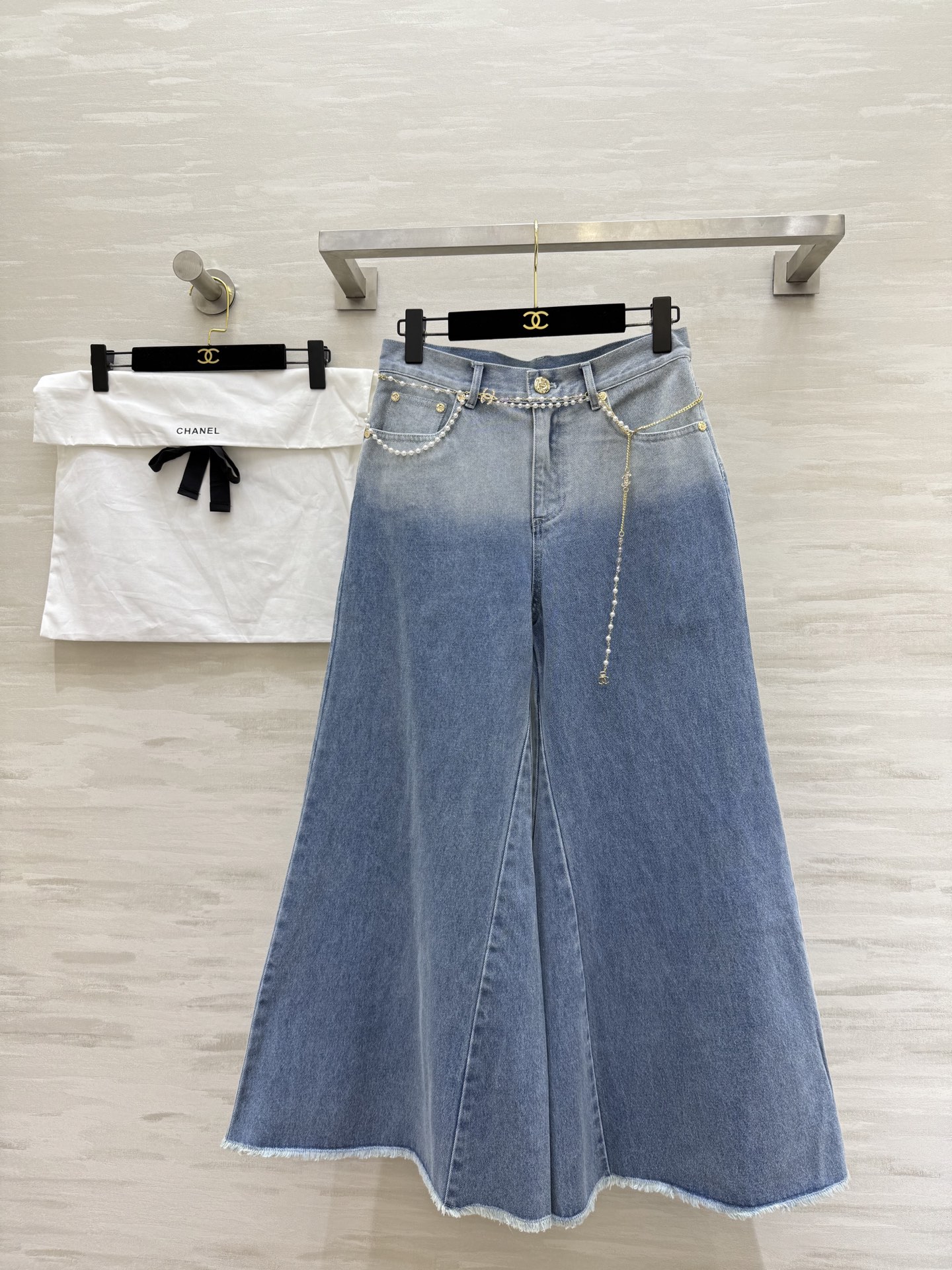 NO:461285,#Chane early autumn new style, metal waist chain wide-leg jeans, saucy straight-flat trousers, I like this style so much, the upper body is long legs, customized buttons and waist chains, very exquisite and high-end, gradient wash water is also very high-quality customization, spot first-time size36/38/40 (36 size waist circumference 68, hip circumference 92, pants length 96),,chanel,jeans,alexander wang19860909#Chane早秋新款 金属腰链阔腿牛仔裤 飒感直筒喇裤型 太喜欢这个版型了 上身就是大长腿 定制扣子和腰链 很精致很高级 渐变洗水也很高级 高品质定制 现货首发size36/38/40（36码腰围68,臀围92,裤长96）,,chanel,jeans,alexander wang,Women's clothing