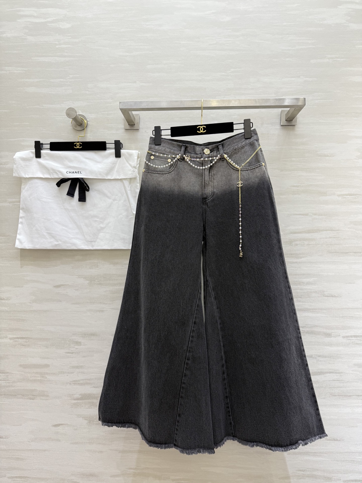 NO:461302,#Chane early autumn new style, metal waist chain wide-leg jeans, saucy straight-flat trousers, I like this style so much, the upper body is long legs, customized buttons and waist chains, very exquisite and high-end, gradient wash water is also very high-quality customization, spot first-time size36/38/40 (36 size waist circumference 68, hip circumference 92, pants length 96),,chanel,jeans,alexander wang19860909#Chane早秋新款 金属腰链阔腿牛仔裤 飒感直筒喇裤型 太喜欢这个版型了 上身就是大长腿 定制扣子和腰链 很精致很高级 渐变洗水也很高级 高品质定制 现货首发size36/38/40（36码腰围68,臀围92,裤长96）,,chanel,jeans,alexander wang,Women's clothing