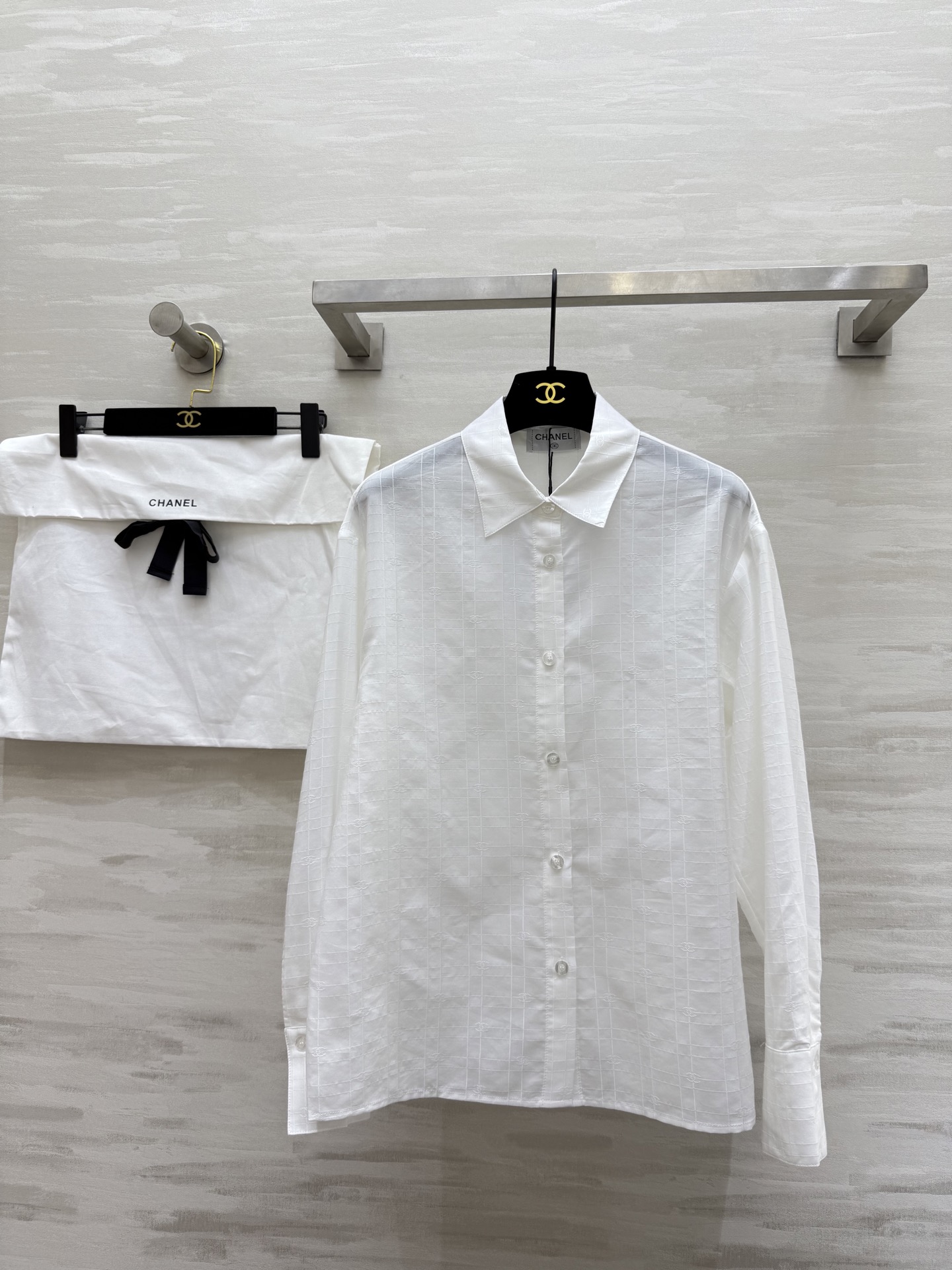 NO:461310,#Chane early autumn new logo jacquard silk shirt French vacation romantic Heavy industry jacquard logo silk fabric Real beauty OK with jeans or skirt High quality customization Spot first-time size36/38/40 (36 size shoulder width 45, bust, 61 length), Chanel, skirts, jeans, real silk, alexander wang19860909#Chane早秋新款 logo提花真丝衬衣 法式度假浪漫 重工提花logo真丝面料 实物超级美 搭配牛仔裤或者半裙都OK 高品质定制 现货首发size36/38/40（36码肩宽45,胸围,衣长61）,,chanel,skirts,jeans,real silk,alexander wang,Women's clothing