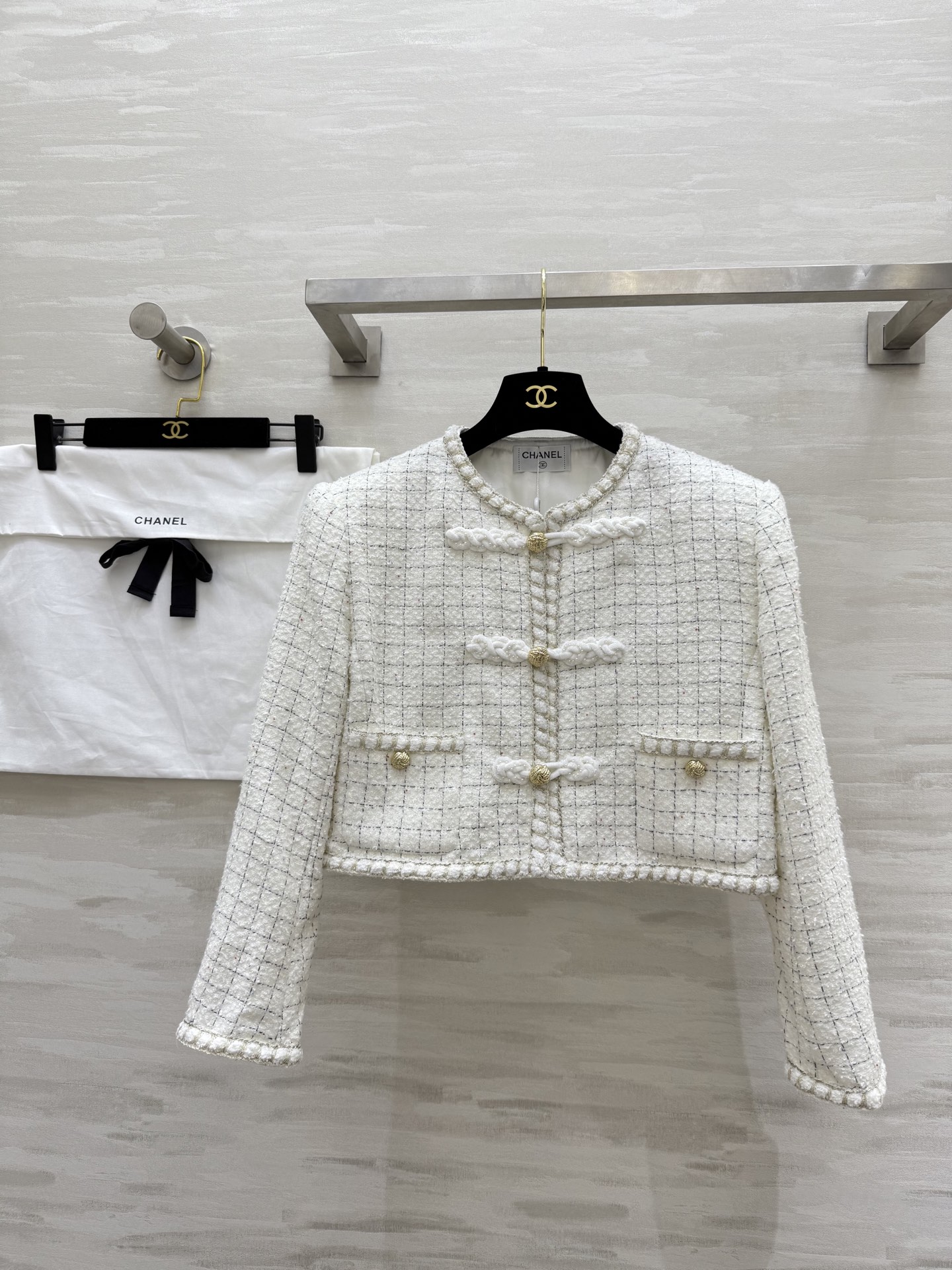 NO:461273,#ChaneB high-end handicraft workshop series Heavy industry buckle thick flower nib jacket imported coarse tweed material high-quality texture round neck dress jacket style front shoulder pad design fits the human body, more slender and upright, front collar extends to the hem cuffs, lit details with three-dimensional hand-tied edges to light up details, combined with Chinese buckle buckles to create a new Chinese style shape, delicate yarn rules intertwined with plaids throughout the body, famous socialite style, high-quality customization, spot size36/38/40 (36 size shoulder width 40, bust 90, garment length 37),,chanel, jackets & coats,alexander wang19860909#ChaneB高级手工坊系列 重工盘扣粗花尼外套 进口粗纺呢材质 质感高级 圆领洋装外套版型 正肩垫肩设计贴合人体 更显身姿纤细挺拔 前襟领口延伸至衣摆袖口 以立体手工捆边点亮细节 配合中国结襟扣打造新中式造型 通体细腻的纱线规则交织出格纹满铺于全身 名媛格调立显 高品质定制 现货首发size36/38/40（36码肩宽40,胸围90,衣长37）,,chanel,jackets & coats,alexander wang,Women's clothing