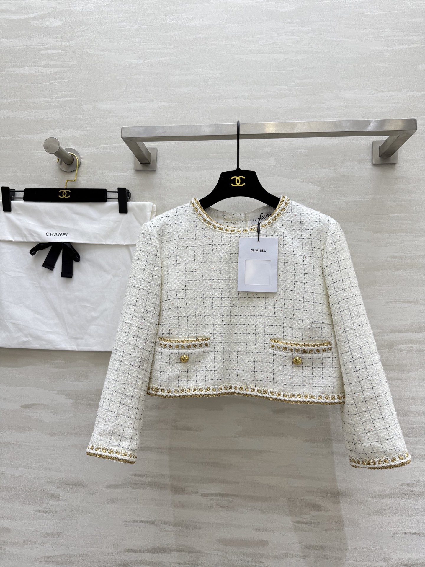 NO:461303,#CHANEA Handicraftshop Series Zhang Junning's Same Model Tweed Round Neck Top High Quality Customized Spot First-time Size36/38/40 (36 size shoulder width 38, bust 94, garment length 35), Chanel, alexander wang19860909#CHANEA手工坊系列 张钧甯同款 花呢圆领上衣 高品质定制 现货首发size36/38/40（36码肩宽38,胸围94,衣长35）,,chanel,alexander wang,Women's clothing