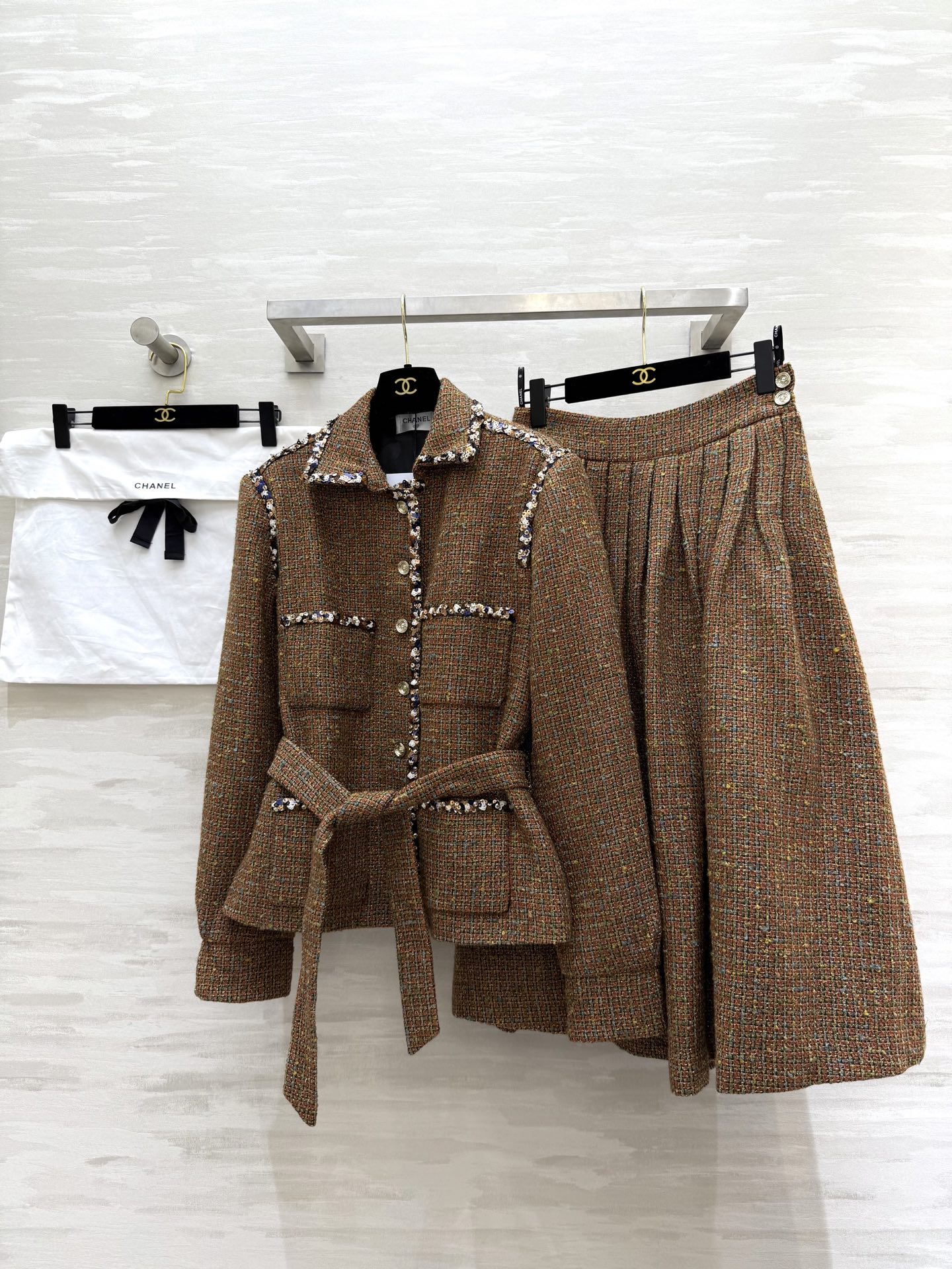 NO:461275,Jacket, skirt.#Chane autumn and winter new style, same style for show, celebrity temperament set, original developed coarse wool wool fabric, high-quality texture, front shoulder pad design fits the human body, contrasting color edge decoration, heavy industry nail bead sequins series to highlight details, belt outlines the figure, famous socialite style, perfect interpretation of elegant and rich-minded feeling, complete set of Maillard colors, noble texture, intellectual and gentle, the best choice for attending formal occasions, high-quality customization, spot first-time size36/38/40 (36-size jacket shoulder width 40, bust, length 59, skirt waist 66, skirt length 76),,chanel, skirt, jackets & coats,alexander wang19860909外套,半裙.#Chane秋冬新款 秀场同款 名媛气质套装 原版开发粗纺羊毛呢面料 质感高级 正肩垫肩设计贴合人体 撞色捆边装饰 重工钉珠亮片串连点亮细节 腰带勾勒身材 名媛格调立显 完美演绎优雅千金感 成套美拉德色系 显贵显质感 知性温柔 出席正式场合的不二之选 高品质定制 现货首发size36/38/40（36码外套肩宽40,胸围,衣长59,半裙腰围66,裙长76）,,chanel,skirts,jackets & coats,alexander wang,Women's clothing