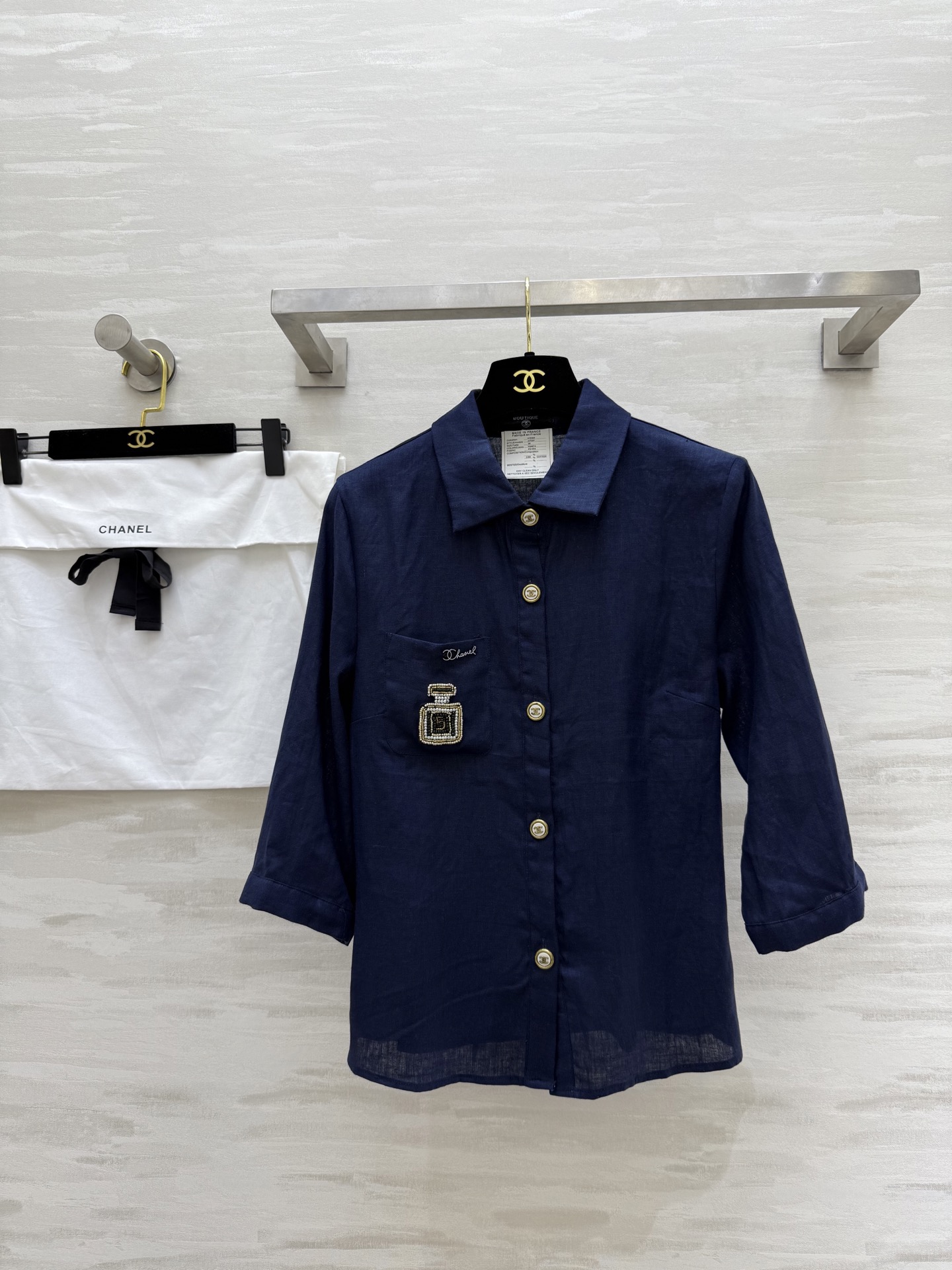 NO:461333,#Chane Vacation Series Linen waist-hugging shirts High-quality customization Spot first delivery Dust-proof bag size36/38/40 (38 size shoulder width 38, bust 92, 62 length), Chanel, alexander wang19860909#Chane度假系列 亚麻收腰衬衣 高级休闲 高品质定制 现货首发 配送防尘袋 size36/38/40（38码肩宽38,胸围92,衣长62）,,chanel,alexander wang,Women's clothing