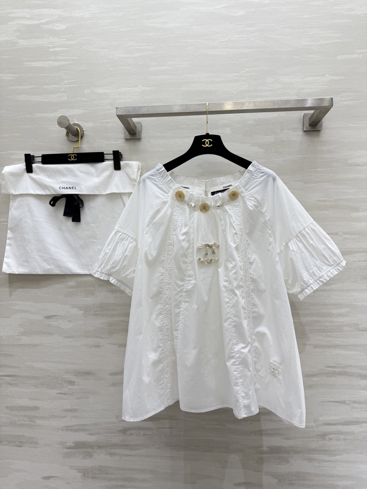 NO:462470,#Chane early autumn new style, medieval series, heavy industry beaded short-sleeved shirt, body embroidery design is exquisite, high-quality customization, delivery dust bag size36/38/40 (38 size bust 136, 65 length),,chanel,T-shirt,alexander wang19860909#Chane早秋新款 中古系列 重工钉珠短袖衬衣 衣身刺绣设计精致感十足 高品质定制 配送防尘袋 size36/38/40（38码胸围136,衣长65）,,chanel,T-shirt,alexander wang,Women's clothing