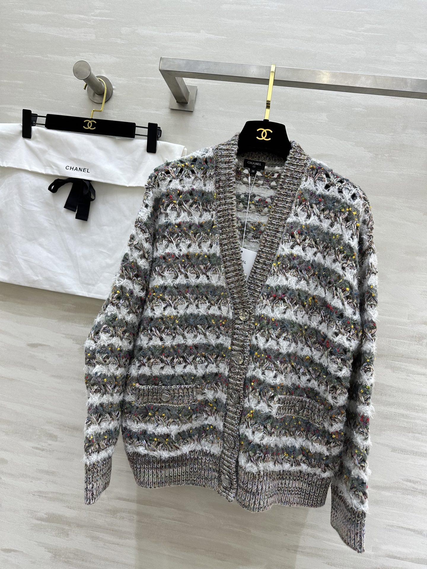 NO:462477,#ChaneB new style wool cardigan jacket original development custom yarn custom buttons five are different patterns High quality spot first release size36/38/40 (), chanel, jackets & coats, alexander wang19860909#ChaneB新款 羊毛开衫外套 原版开发定制纱线 定制纽扣 五个都是不一样图案 高品质 现货首发size36/38/40（）,,chanel,jackets & coats,alexander wang,Women's clothing