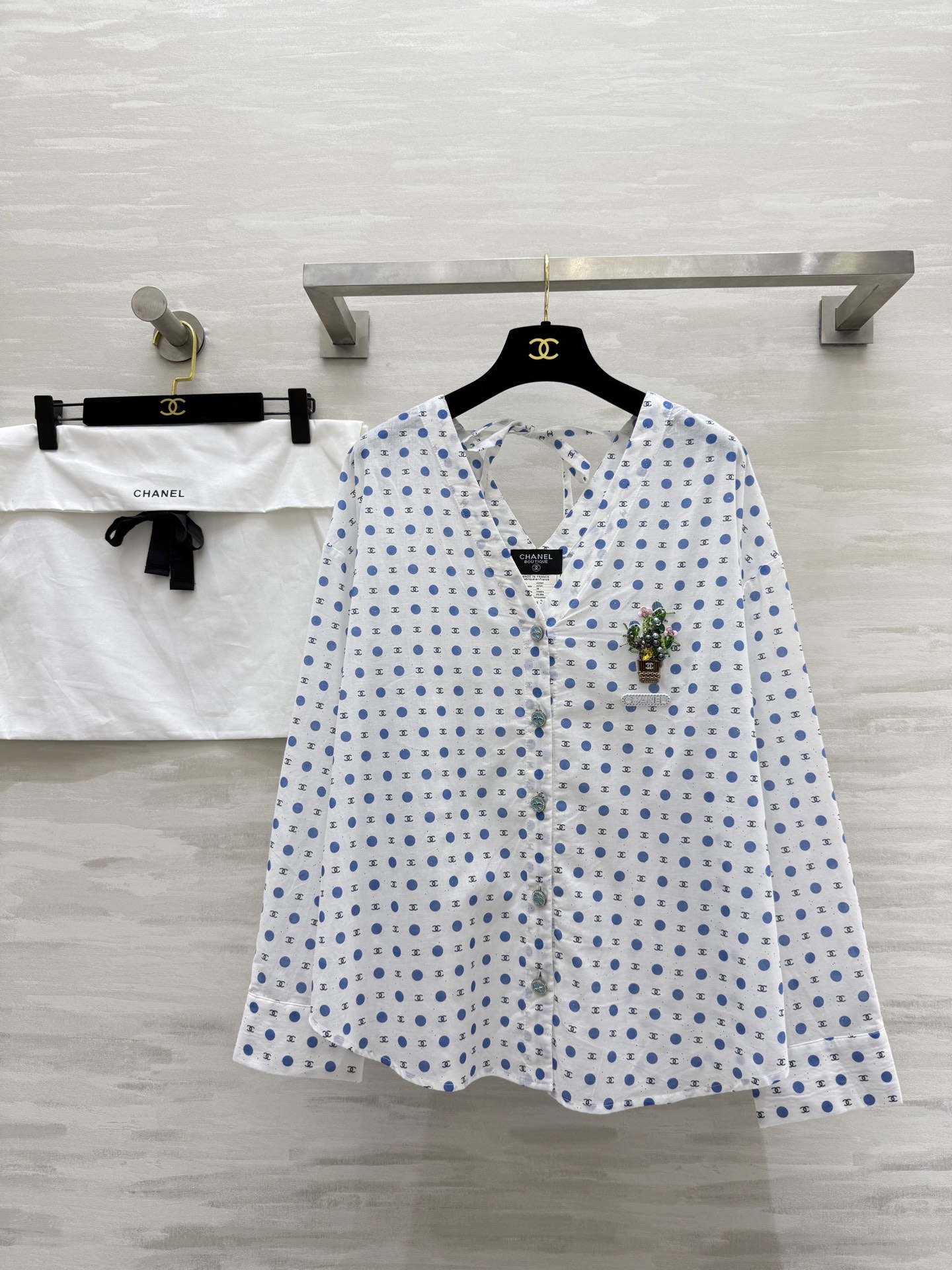 NO:462484,#Chane early autumn new style, medieval series, refreshing polka dot long-sleeved shirt, high-quality customization, delivery dust bag size36/38/40 (38 size bust 120, 65 length),,chanel,alexander wang19860909#Chane早秋新款 中古系列 清爽波点长袖衬衣 高品质定制 配送防尘袋 size36/38/40（38码胸围120,衣长65）,,chanel,alexander wang,Women's clothing