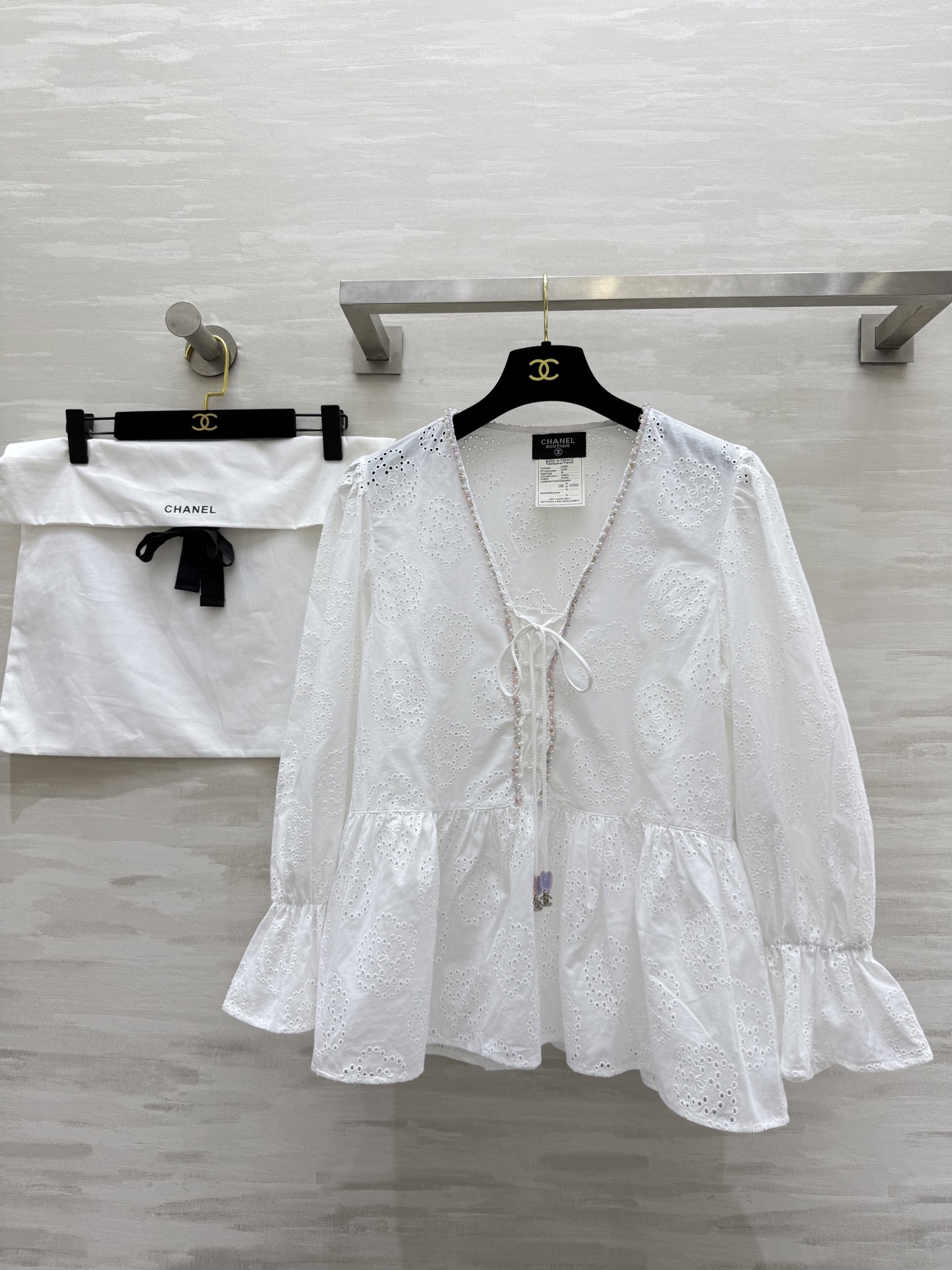 NO:462497,#Chane early autumn new style colored beaded v-neck long-sleeved shirt White lace is a must-have for fairies V-neck design cleverly lengthens the neck lines, elegant and sexy~ The addition of puff sleeves adds a bit of sweetness and playfulness, like a princess walking out of fairy tales High-quality customization Delivery dust bag size36/38/40 (38 size shoulder width 37, bust 88, 62 length), Chanel, alexander wang19860909#Chane早秋新款 彩色钉珠v领长袖衬衣 白色蕾丝简直是仙女本仙的必备款 V领设计 巧妙拉长颈部线条 优雅又不失小性感～泡泡袖的加入更是增添了几分甜美与俏皮,了仿佛从童话中走出的公主 高品质定制 配送防尘袋 size36/38/40（38码肩宽37,胸围88,衣长62）,,chanel,alexander wang,Women's clothing