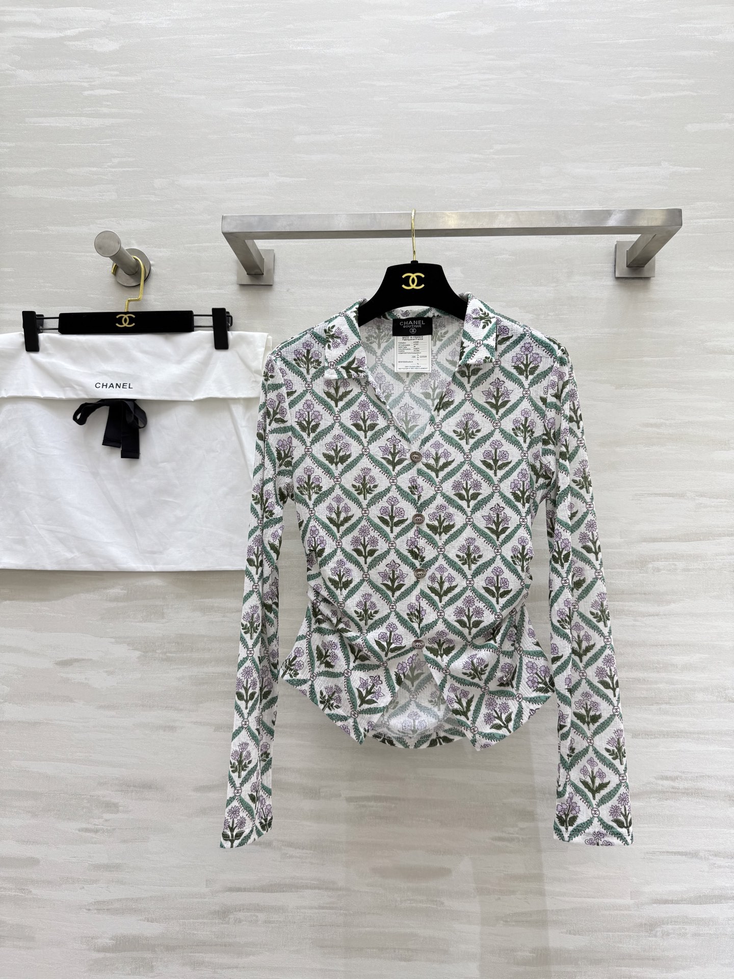 NO:462502,#Chane early autumn new style, medieval printed v-neck long-sleeved lapel top, waist pleated waist and slimming v-neck design perfectly modify neck lines, high-quality customization, delivery dust bag size36/38/40 (38 size shoulder width 40, bust 86, 58 length),,chanel,alexander wang19860909#Chane早秋新款 中古印花v领长袖翻领上衣 腰部褶皱收腰显瘦 v领设计完美修饰脖颈部线条 高品质定制 配送防尘袋 size36/38/40（38码肩宽40,胸围86,衣长58）,,chanel,alexander wang,Women's clothing