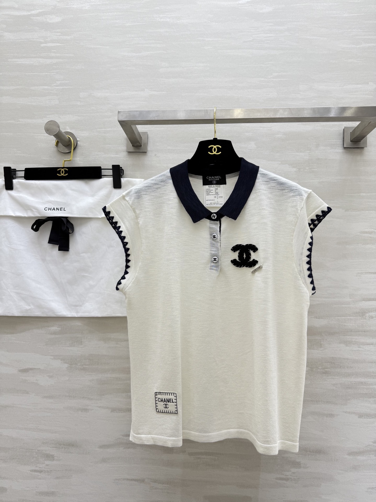 NO:462511,#Chane early autumn new style, medieval series, French T-sleeved sleeves, too gentle, the upper body looks super high and slim, the POLO collar is very shaping the face, French simple style, it is very good with jeans, high-quality customization, spot first-time size36/38/40 (38 size shoulder width 43, bust 106, length 55, chanel, jeans, alexander wang19860909#Chane早秋新款 中古系列 法式T袖 小飞袖太温柔 上身超级显高显瘦 POLO领很修饰脸型 法式简约风 搭配牛仔裤就很出片 高品质定制 现货首发size36/38/40（38码肩宽43,胸围106,衣长55,,chanel,jeans,alexander wang,Women's clothing