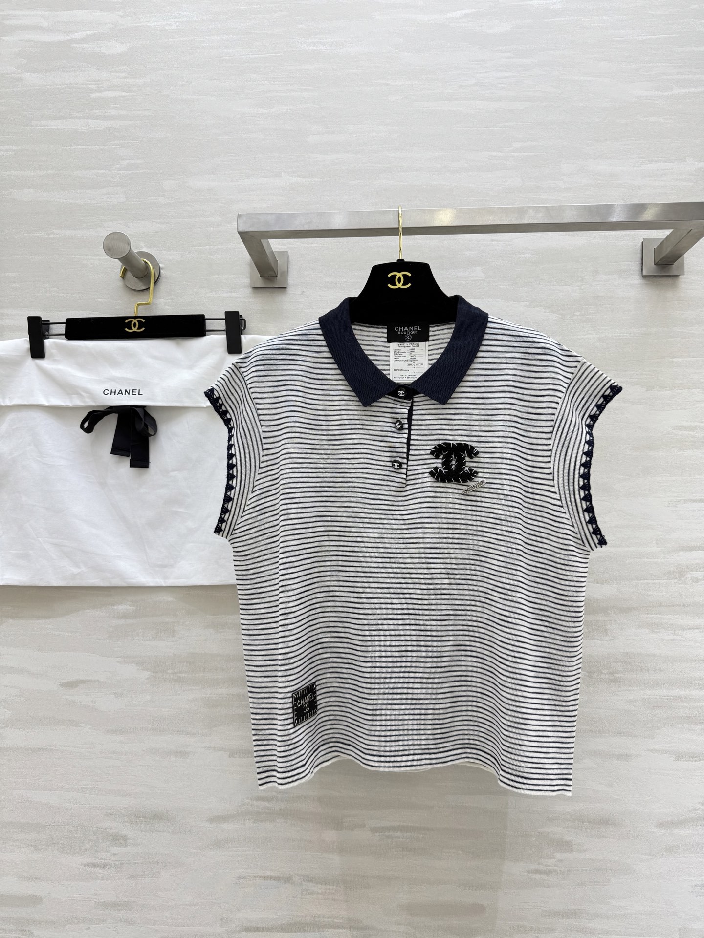 NO:462520,#Chane early autumn new style, medieval series, French T-sleeved sleeves are too gentle, the upper body is super high and slim, the POLO collar is very shaping the face, French simple style, it is very good with jeans, high-quality customization, spot first-time size36/38/40 (38 size shoulder width 43, bust 106, length 55),,chanel,jeans,alexander wang19860909#Chane早秋新款 中古系列 法式T袖 小飞袖太温柔 上身超级显高显瘦 POLO领很修饰脸型 法式简约风 搭配牛仔裤就很出片 高品质定制 现货首发size36/38/40（38码肩宽43,胸围106,衣长55）,,chanel,jeans,alexander wang,Women's clothing