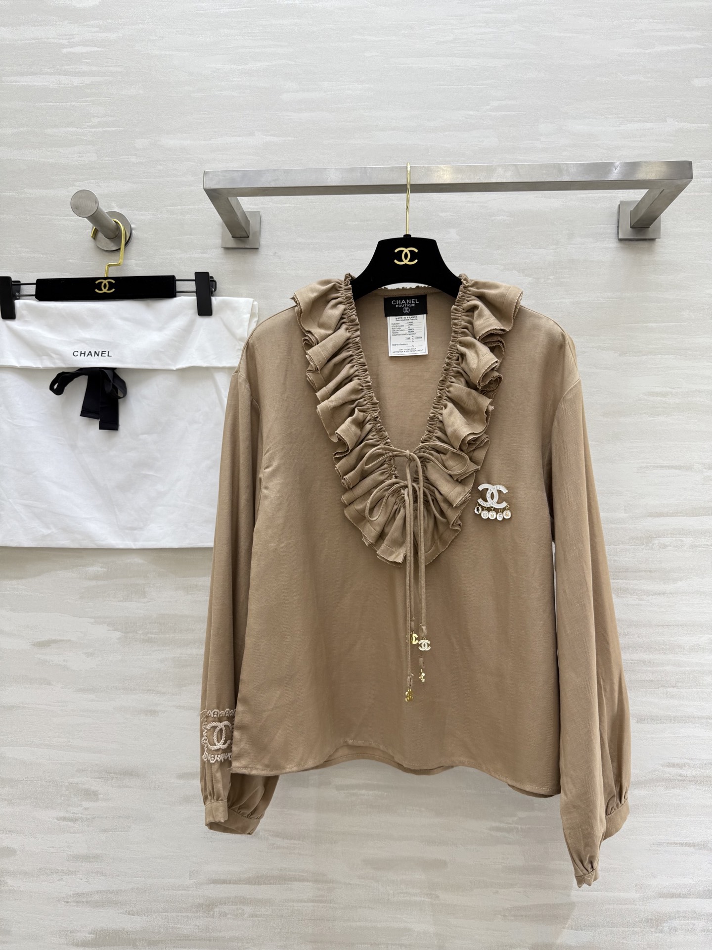 NO:463603,#Chane early autumn new style, medieval series, cotton and linen pleated shirt, retro and complex style, cotton and linen material, hand-teared edges, extremely three-dimensional pleated, hand-tied straps, large ruffles, very slim outfits, both colors are very durable, one is linen brown close to the original color of linen, the other is white, it looks great with jeans alone, it is also very suitable for pairing with skirts~high-quality customization, delivery dust bag, spot size36/38/40 (38 size shoulder width 46, bust 96, and length 60),,chanel, skirts, jeans, alexander wang19860909#Chane早秋新款 中古系列 棉麻褶皱衬衣 复古繁复风 棉麻材质 手工撕边 极尽立体褶皱 手工系带 荷叶边很大 穿搭很显瘦 两个颜色都很耐穿一个是接近亚麻本色的亚麻棕 一个是白色 单独搭配牛仔裤就很好看了 搭配半裙也非常适宜～高品质定制 配送防尘袋 现货首发size36/38/40（38码肩宽46,胸围96,衣长60）,,chanel,skirts,jeans,alexander wang,Women's clothing