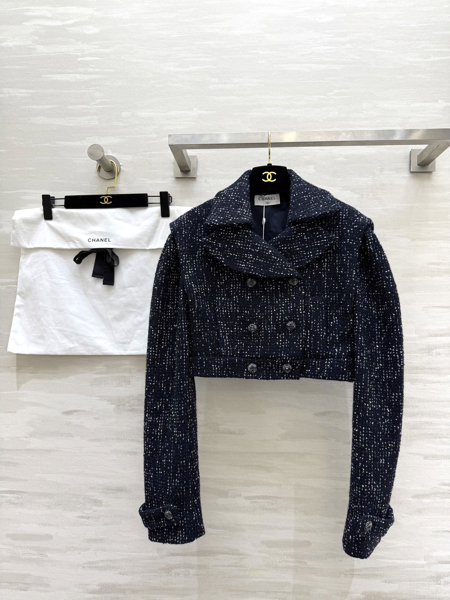 NO:463609,#Chane autumn and winter new style, catwalk style, sequin braided jacket, chaebol girl tuned, noble and high-end original custom woven fabric, very thick, look closely, small sequin craft, high-quality customization, spot first-time size36/38/40 (36 size shoulder width 40, bust 82, garment length 39),,chanel, jackets & coats,alexander wang19860909#Chane秋冬新款 走秀款 亮片编织外套 财阀小姐姐调调 贵气高级 原版开发定制编织面料 很厚实 细看是有小亮片工艺 高品质定制 现货首发size36/38/40（36码肩宽40,胸围82,衣长39）,,chanel,jackets & coats,alexander wang,Women's clothing