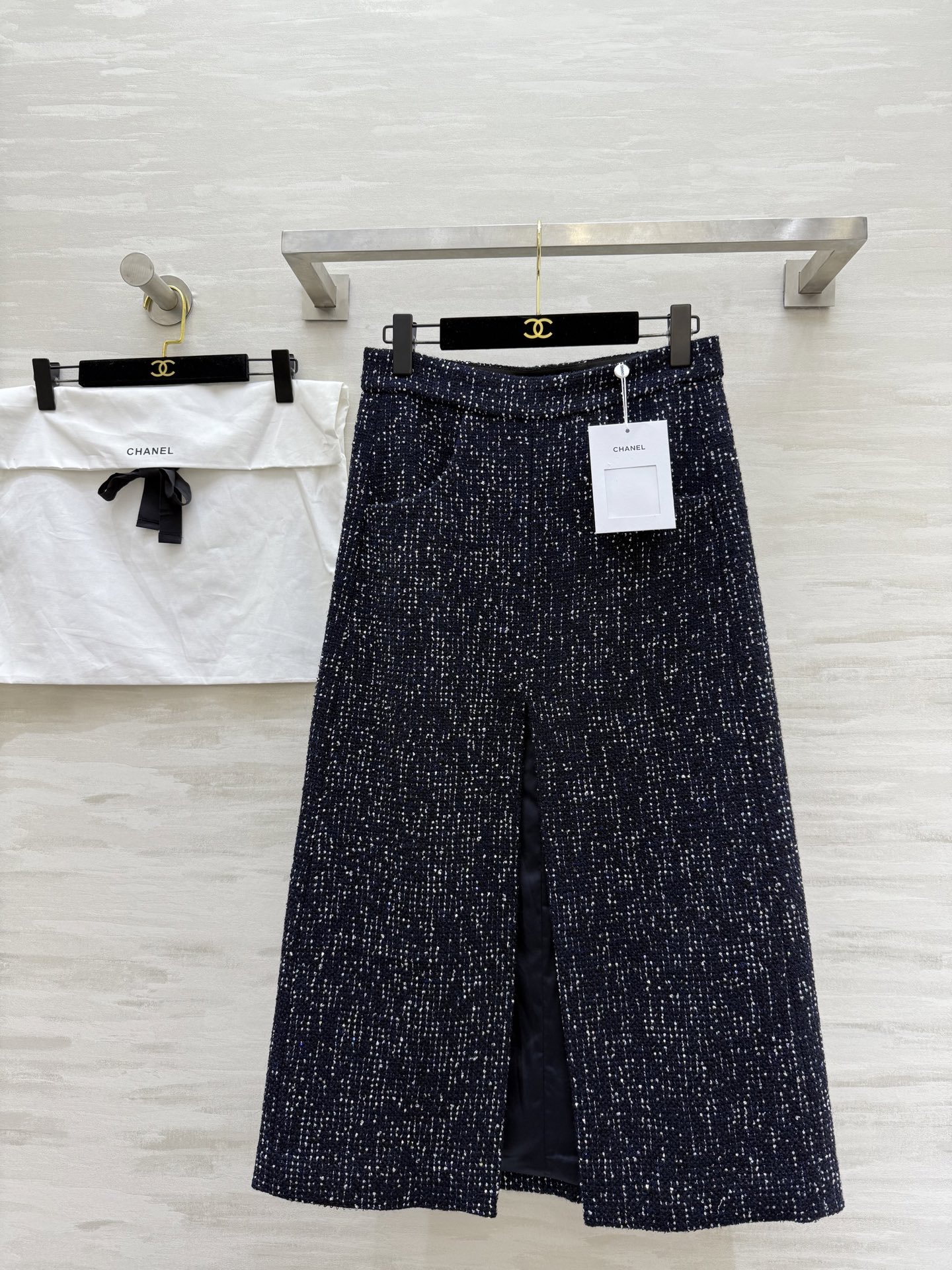 NO:463623,#Chane show same style, sequin braided slit skirt, original development fabric, high quality customization, spot first-time size36/38/40 (36 size waist 68, hip 84, skirt length 84), chanel, skirts, alexander wang19860909#Chane秀场同款 亮片编织开叉半裙 原版开发面料 高品质定制 现货首发size36/38/40（36码腰围68,臀围84,裙长84）,,chanel,skirts,alexander wang,Women's clothing