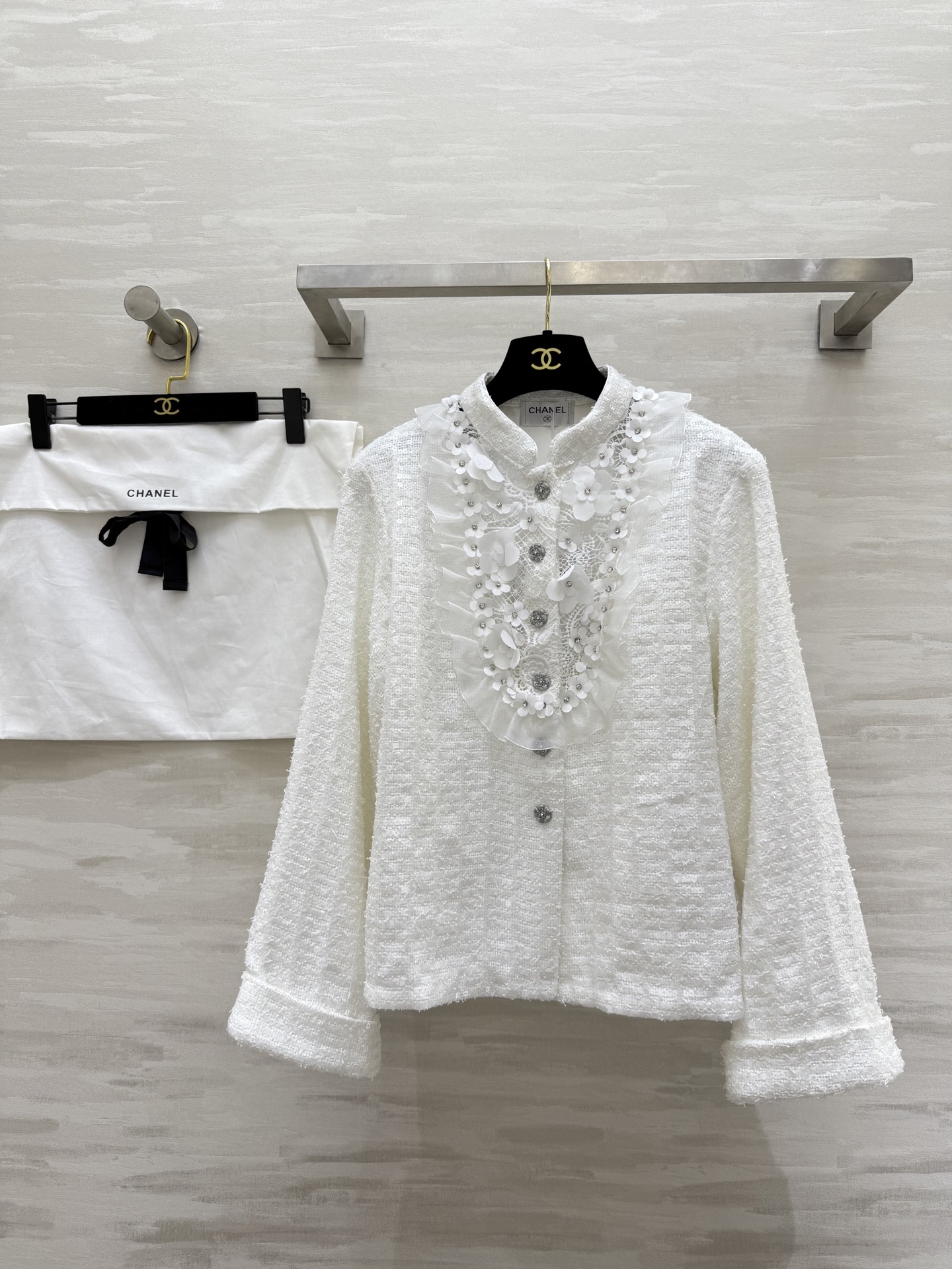 NO:463629,#Chane autumn and winter new style, three-dimensional flower hollow lapel, loose silhouette jacket, original custom woven fabric, heavy three-dimensional flower decoration, full of high-end sense, three-dimensional silhouette tailoring to create a waist-lifting profile, high-quality customization, spot first-time size36/38/40 (36-size jacket shoulder width 40, bust 106, length 54),,chanel, jackets & coats,alexander wang19860909#Chane秋冬新款 立体花朵镂空翻领 宽松廓形外套 原版定制编织面料 重磅立体花朵装饰 高级感满满 立体廓形剪裁营造收腰轮廓 高品质定制 现货首发size36/38/40（36码外套肩宽40,胸围106,衣长54）,,chanel,jackets & coats,alexander wang,Women's clothing