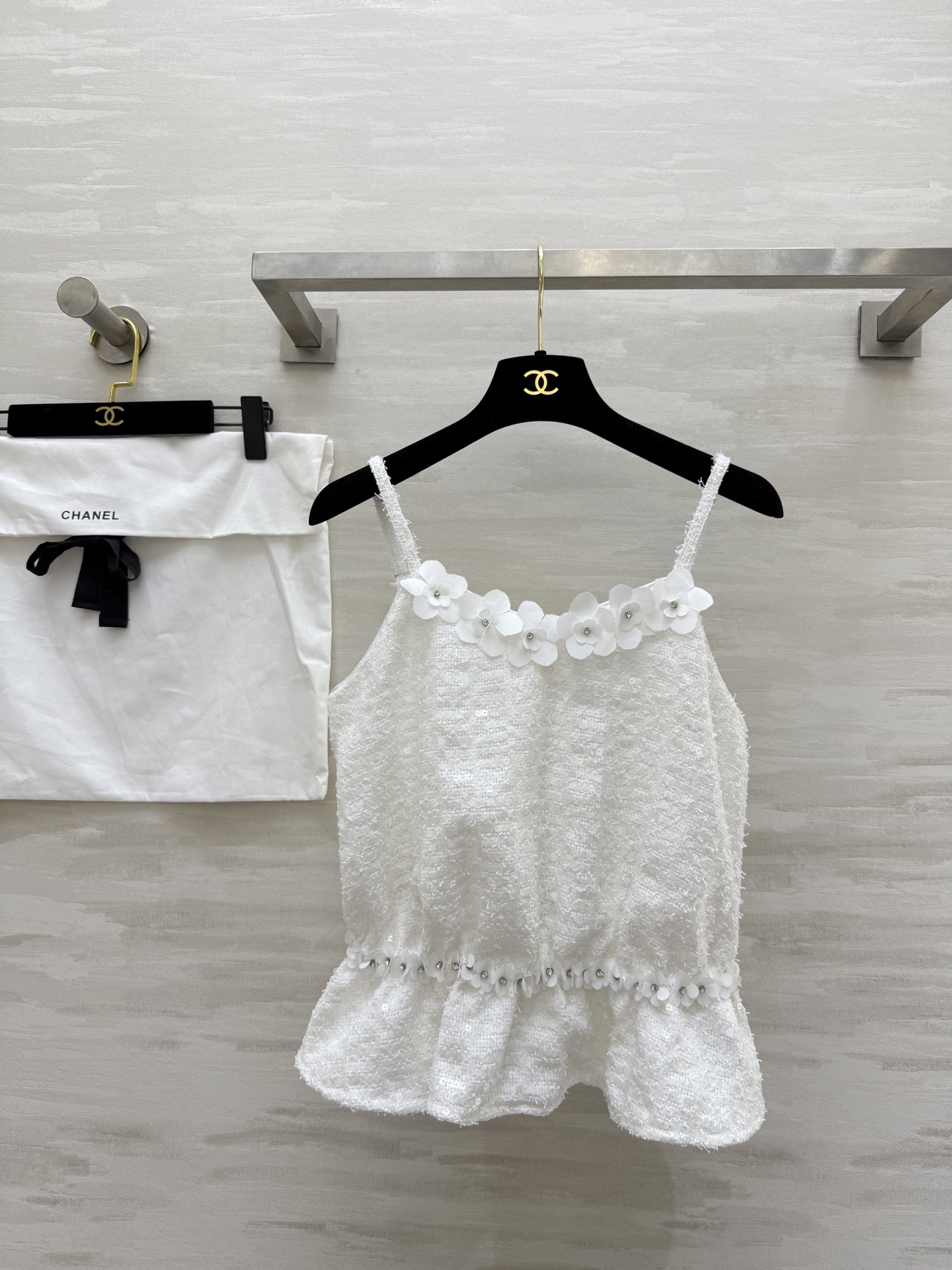 NO:463638,#Chane autumn and winter new style, three-dimensional flower hollow strap, original custom woven fabric, heavy three-dimensional flower decoration, full of high-end sense, three-dimensional silhouette cut to create a waist-lifting outline, high-quality customization, spot first-time size36/38/40 (38 size bust 82, no shoulder strap length 40),,chanel,alexander wang19860909#Chane秋冬新款 立体花朵镂空吊带 原版定制编织面料 重磅立体花朵装饰 高级感满满 立体廓形剪裁营造收腰轮廓 高品质定制 现货首发size36/38/40（38码胸围82,不加肩带衣长40）,,chanel,alexander wang,Women's clothing