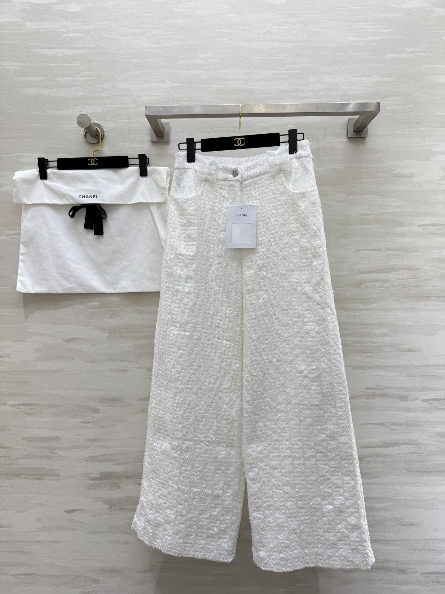 NO:463647,#Chane autumn and winter new style three-dimensional flower straight pants original custom woven fabric heavy three-dimensional flower decoration full of high-end sense Three-dimensional silhouette tailoring to create waist-lifting contour High-quality customization Spot size36/38/40 (36 size waist 68, hip circumference 94, pants length 100), Chanel, alexander wang19860909#Chane秋冬新款 立体花朵直筒裤 原版定制编织面料 重磅立体花朵装饰 高级感满满 立体廓形剪裁营造收腰轮廓 高品质定制 现货首发size36/38/40（36码腰围68,臀围94,裤长100）,,chanel,alexander wang,Women's clothing