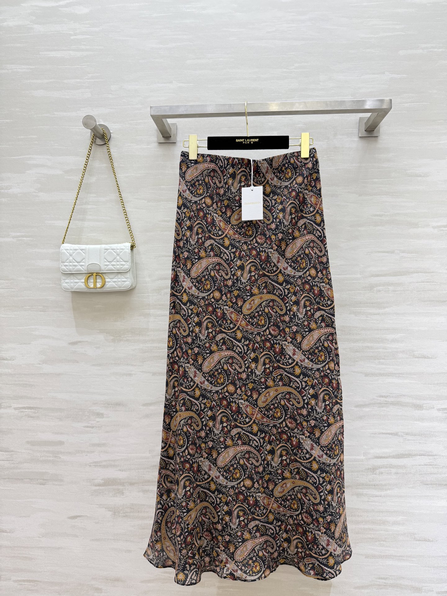 NO:465241,#zimm vacation series, old cashew flower skirt with brown-tune old style, high-end feeling, perfect collision between retro modern and elite aesthetics, custom-grade silk 03 double wrinkle fabric, smooth and crisp, anti-wrinkle easy to care, 45° oblique cutting technology design, walking skirt hem is flowing and agile, classic cashew flower totem, precision printing process, details can stand the scrutiny, the essence of old cashew style, high quality customization, spot first-time sizeS/M/L/XL (M size waist 68, skirt length 100),, skirts, real silk, alexander wang19860909#zimm度假系列 棕调老钱风腰果花半裙 高级感拉满 复古摩登与精英美学的完美碰撞 定制级真丝03双皱面料 垂顺挺括 抗皱易打理 45°斜裁工艺设计 行走间裙摆飘逸灵动 经典腰果花图腾 精密印花工艺 细节经得起推敲 老钱风精髓 高品质定制 现货首发sizeS/M/L/XL（M码腰围68,裙长100）,,skirts,real silk,alexander wang,Women's clothing