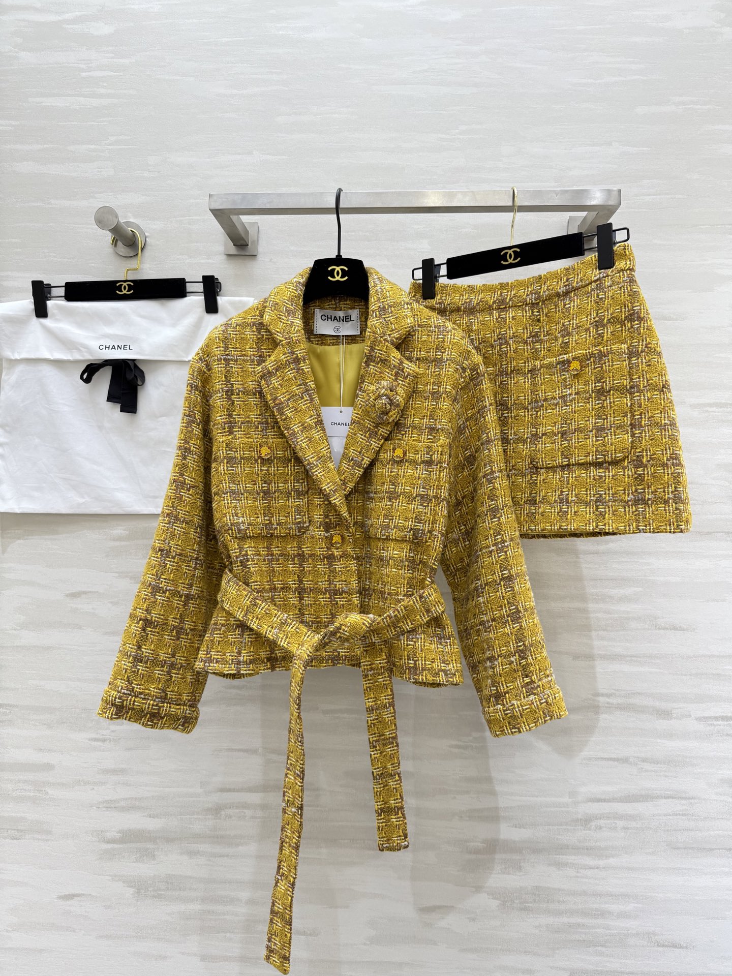 NO:467178,Jacket, Skirt.#Chane autumn and winter new style, celebrity temperament set, custom yarn luxury high-end three-dimensional tailoring style, high quality, stock first-time size36/38/40 (36-size jacket shoulder width 44, bust 104, length 48, skirt waist 64, hip 90, skirt length 37),,chanel, skirt 1, jackets & coats,alexander wang19860909外套,半裙.#Chane秋冬新款 千金感名媛气质套装 定制纱线奢华高级 立体剪裁版型 高品质 现货首发size36/38/40（36码外套肩宽44,胸围104,衣长48,半裙腰围64,臀围90,裙长37）,,chanel,skirts,jackets & coats,alexander wang,Women's clothing