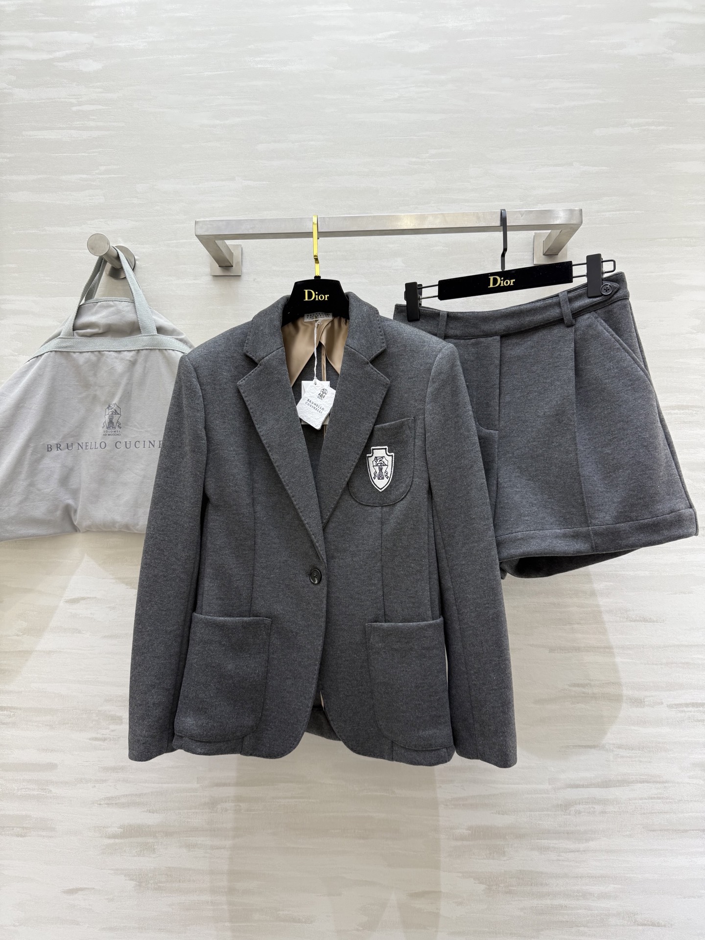 NO:467146,Suit, shorts. #BC autumn and winter new style minimalist high-end gray suit set Badge decoration slim fit style tailoring Rich textured custom fabric Classic Logo badge decoration The upper body looks slim and cool and stylish Overall cool and handsome, slim and tall to modify the figure, cool and cool. Recommend a set of matching High quality Spot first-time sizeS/M/L (size s shoulder width 40, bust 90, garment length 65, shorts waist 68, hip 89, pants length 40), shorts, business suit, alexander wang19860909西装,短裤. #BC秋冬新款 极简高级灰西装套装 徽章装饰修身版型剪裁 富有质感定制面料 经典Logo徽章装饰 上身显瘦又酷酷有型 整体酷帅感十足 显瘦显高的修饰身材 又酷又拽 推荐一套搭配 高品质 现货首发sizeS/M/L（s码肩宽40,胸围90,衣长65,短裤腰围68,臀围89,裤长40）,,shorts,business suit,alexander wang,Women's clothing
