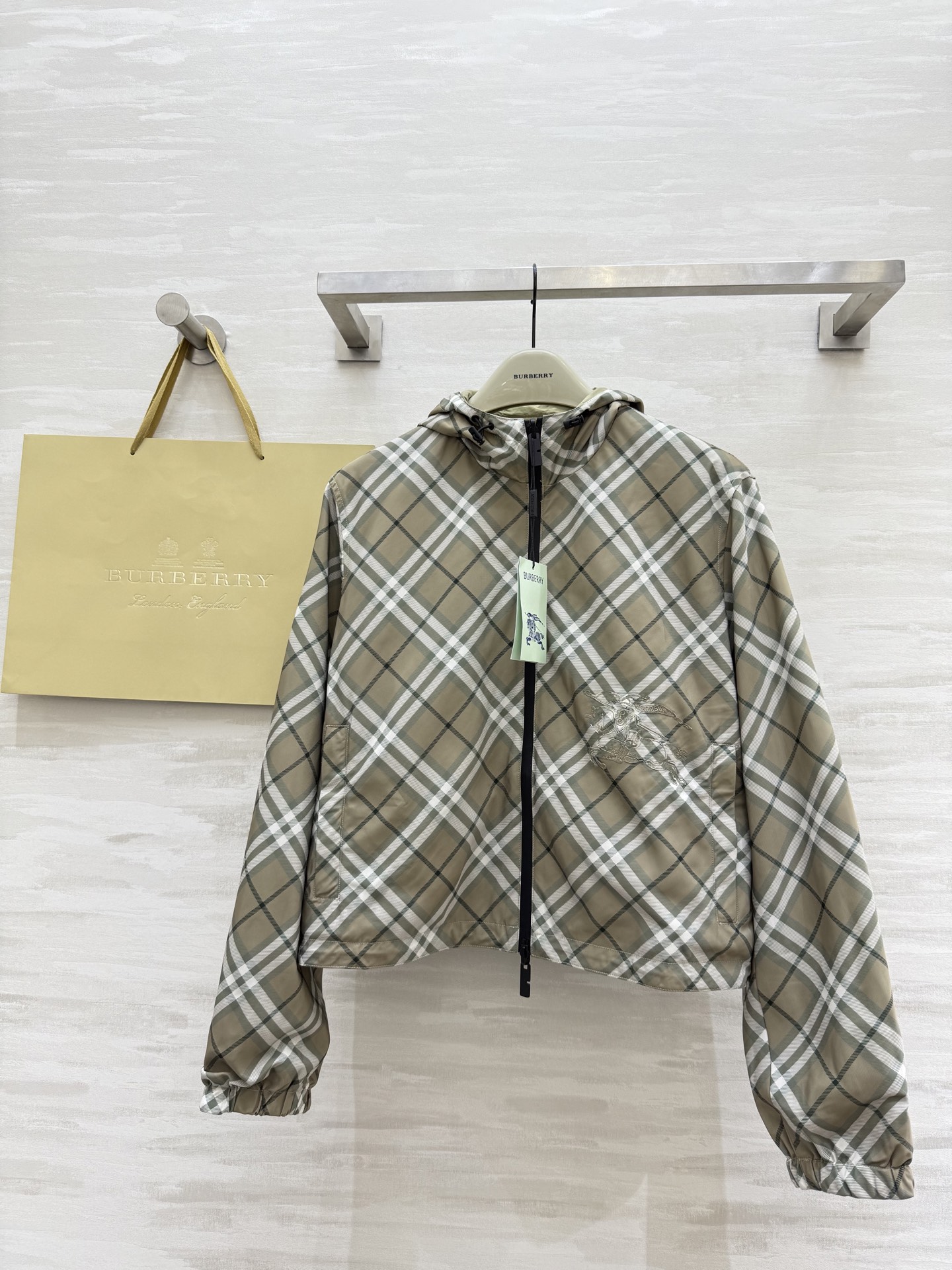 NO:468680,#Burberr early autumn new style, hooded short windbreaker jacket with both front and back, high quality customization, spot sizeS/M/L/XL/XXL (size size 46 shoulder width, bust 110, length 52), burberry, jackets & coats,hats,alexander wang19860909#Burberr早秋新款 正反两穿连帽短款风衣外套 高品质定制 现货首发sizeS/M/L/XL/XXL（s码肩宽46,胸围110,衣长52）,,burberry,jackets & coats,hats,alexander wang,Women's clothing